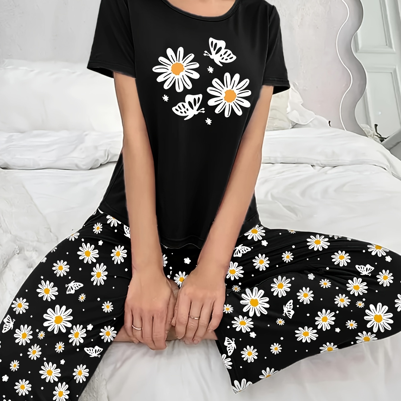 

Women's Casual Floral Crew Neck Pajama Set With Short Sleeve Top And Long Pants - Polyester (95% Polyester, 5% Elastane) Lounge Sleepwear For All