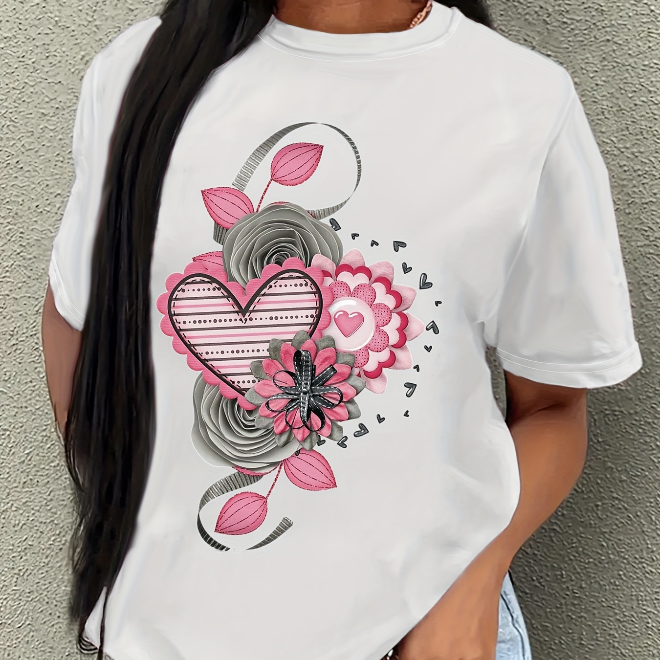 

Plus Size Heart Print T-shirt, Short Sleeve Crew Neck Casual Top For Summer & Spring, Women's Plus Size Clothing