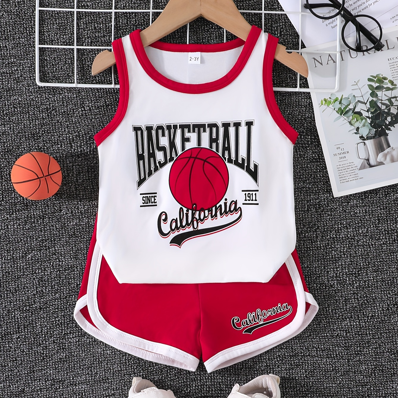 

Ensemble 2 pièces pour bébé garçon, débardeur sans manches imprimé basket-ball avec bordures contrastées et short assorti, tenue athlétique mignonne