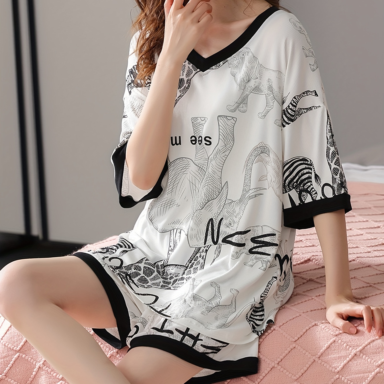 

Women's 2-piece Pajama Set, Short Sleeve Top & Shorts, Ice Silk Sleepwear With Animal Print, V Neck, Pullover, Elegant Homewear, Breathable & Comfortable, Casual Outdoor Suitable