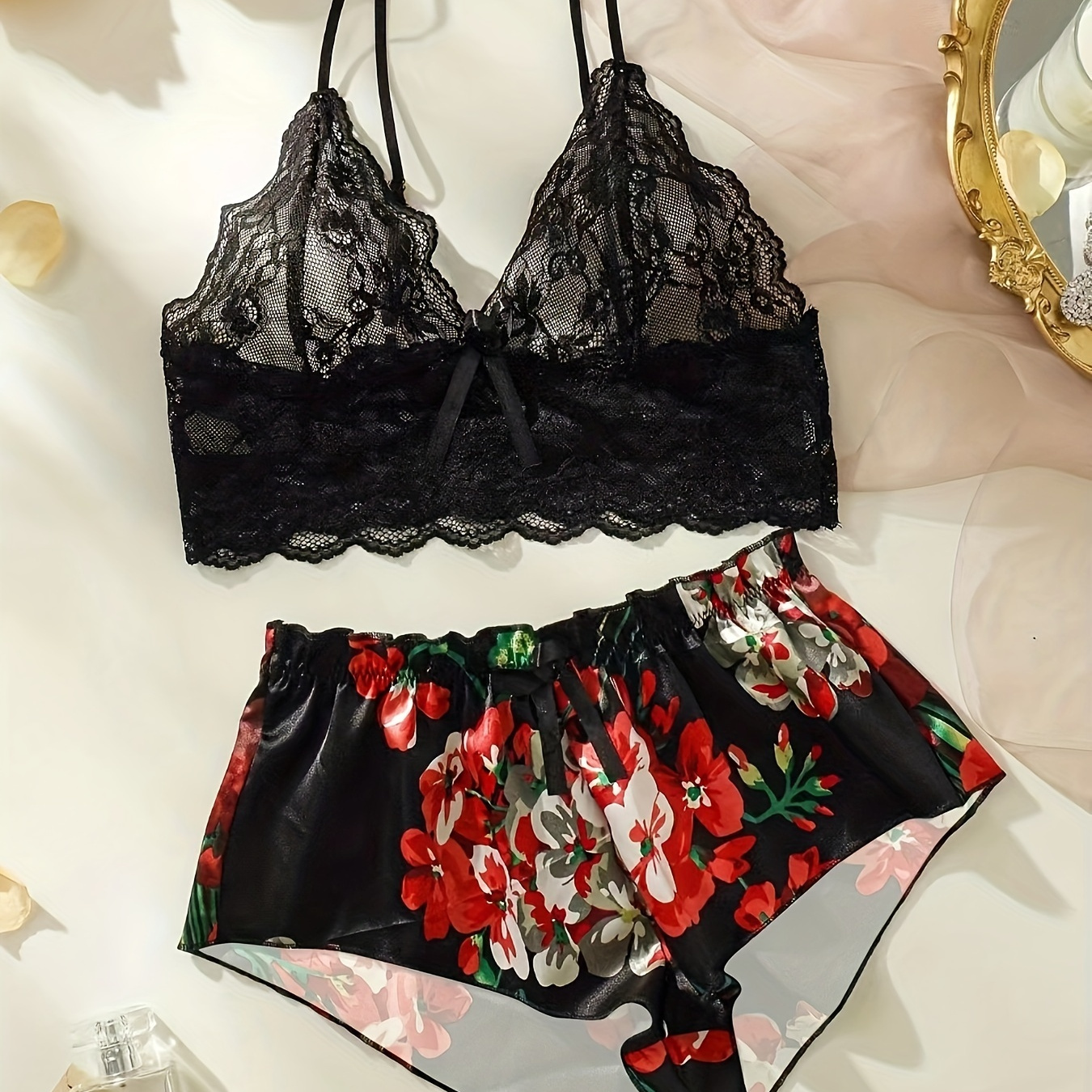 

2pcs Set Of Lace Patchwork Printed Color Dicing Top And Shorts Pajama Set