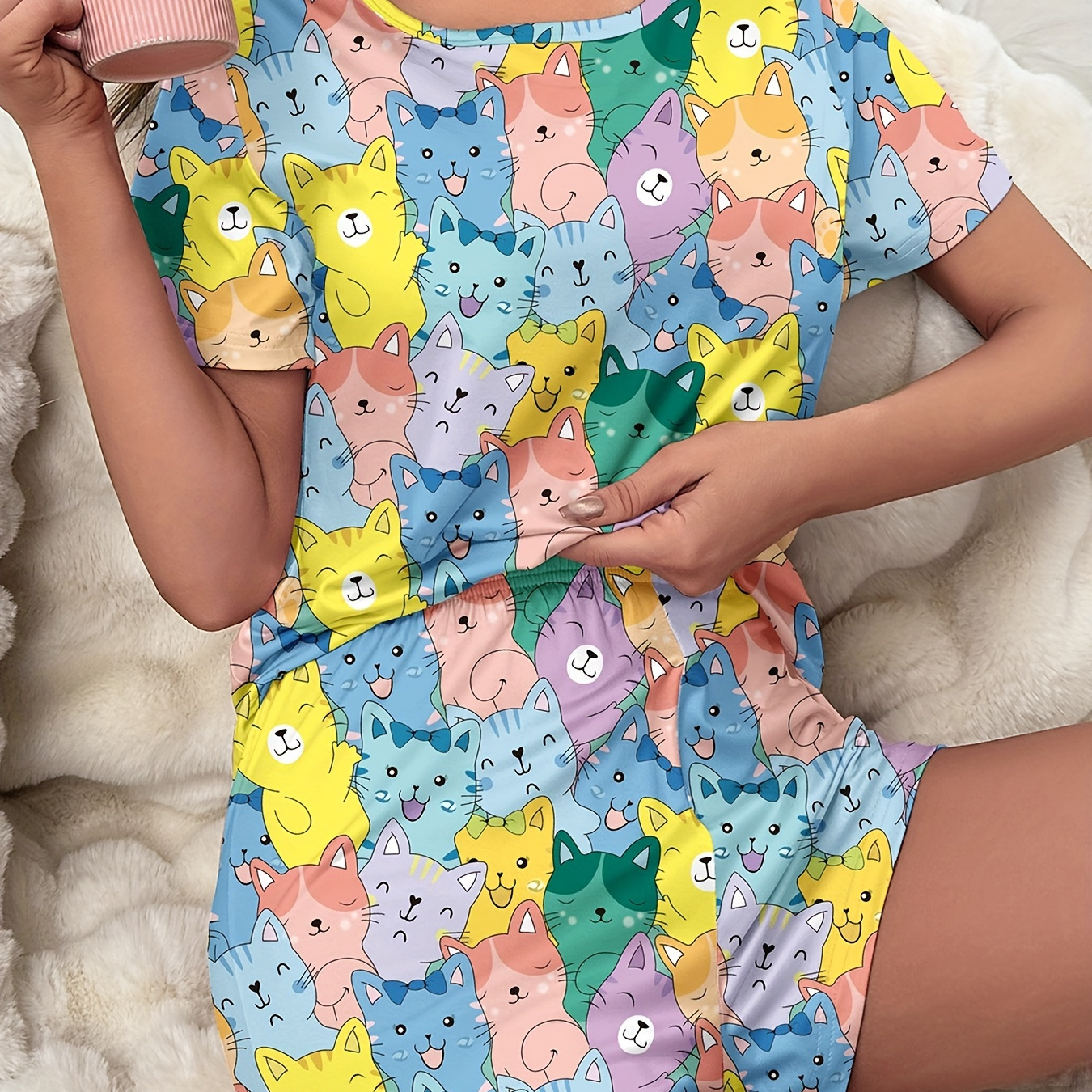 

Ensemble de pyjama mignon pour femme avec imprimé chat coloré, haut à manches courtes et col rond, short, coupe décontractée et confortable.