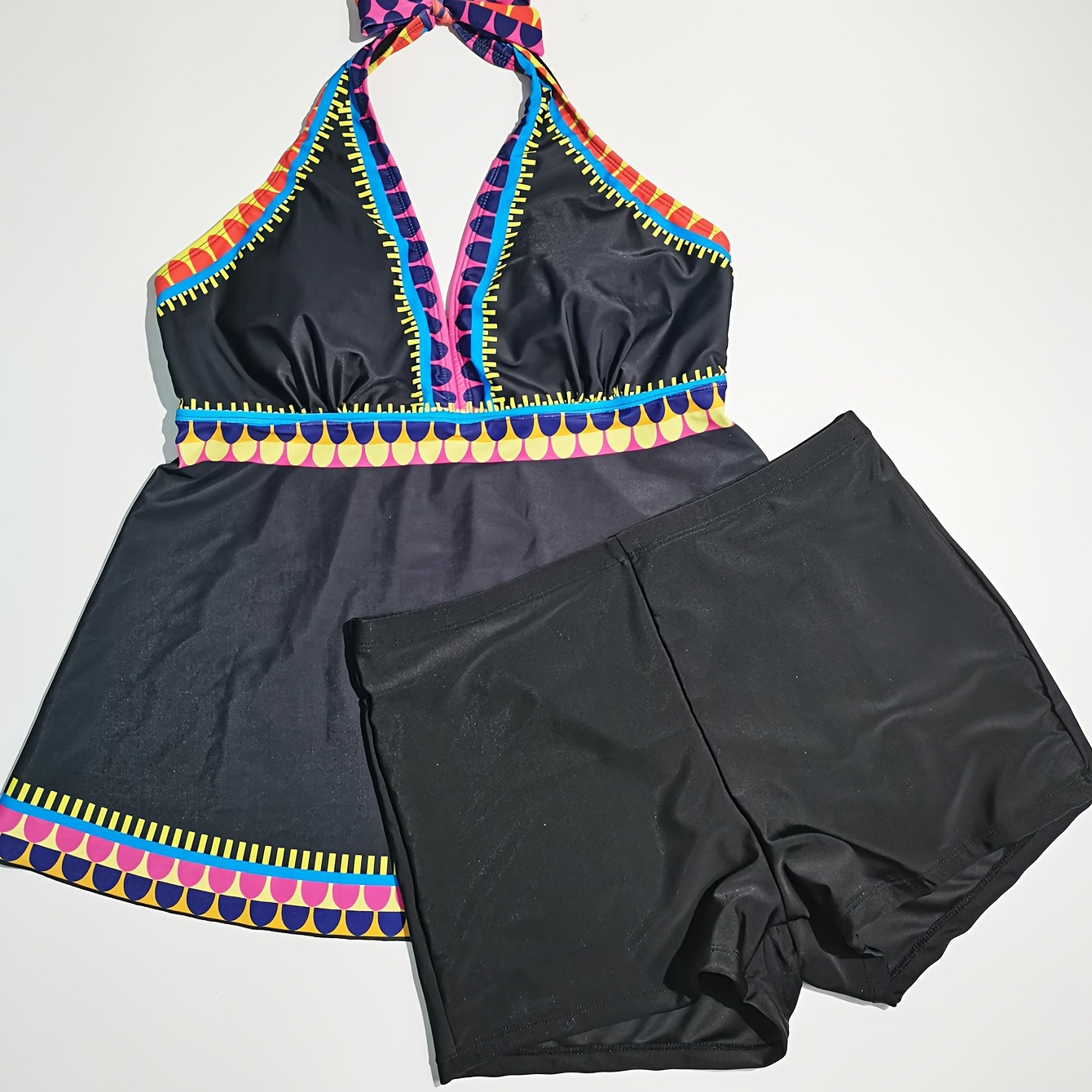 

Plus Size Sexy Tankini Set, Women's Geometric Contrast Trim Halter Backless Top & Plain Black Boxer Shorts Panty Swimsuit 2 Piece Set