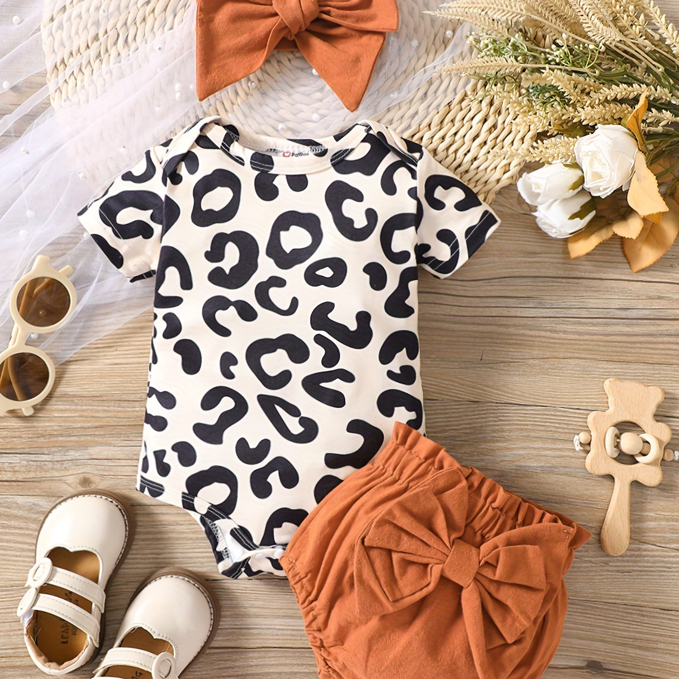 

Ensemble de vêtements pour bébé fille comprenant 2 pièces : body à manches courtes avec imprimé léopard mignon, short avec nœud papillon et bandeau assorti