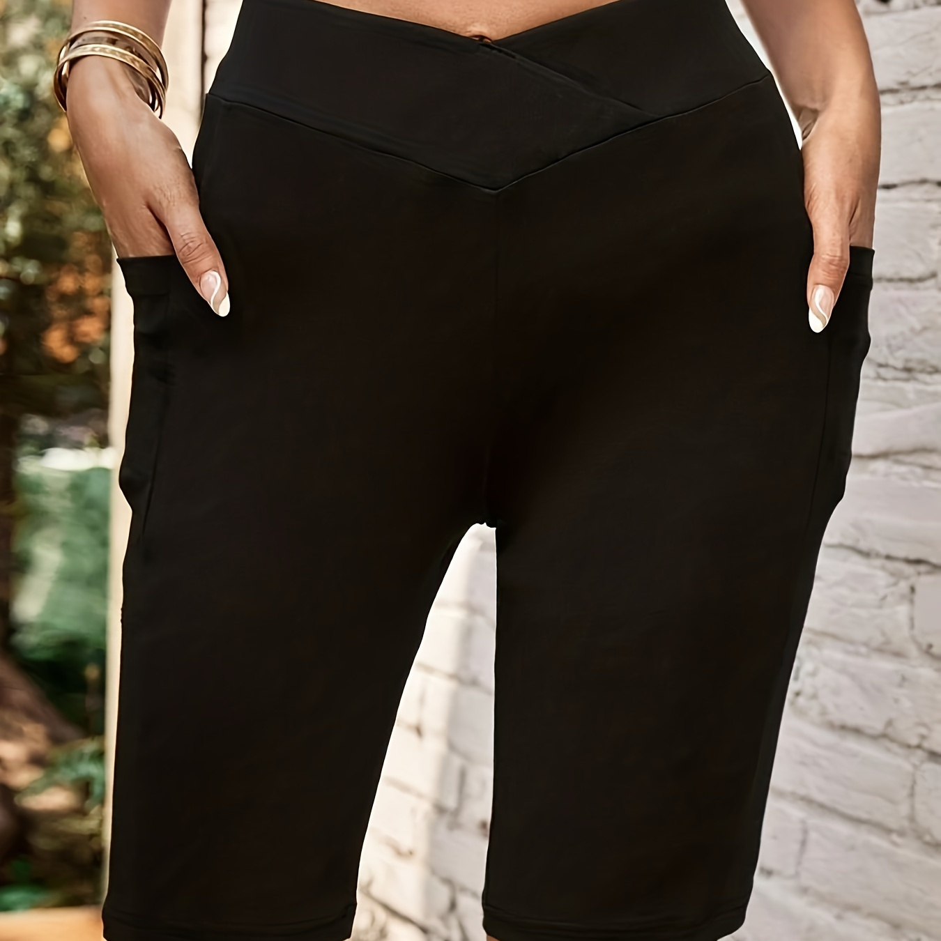 

Women's Plus Size Sporty High Waist Pocketed Workout Shorts, Mid-elastic Crossover Waistband Tight Fit Fitness Yoga Pants