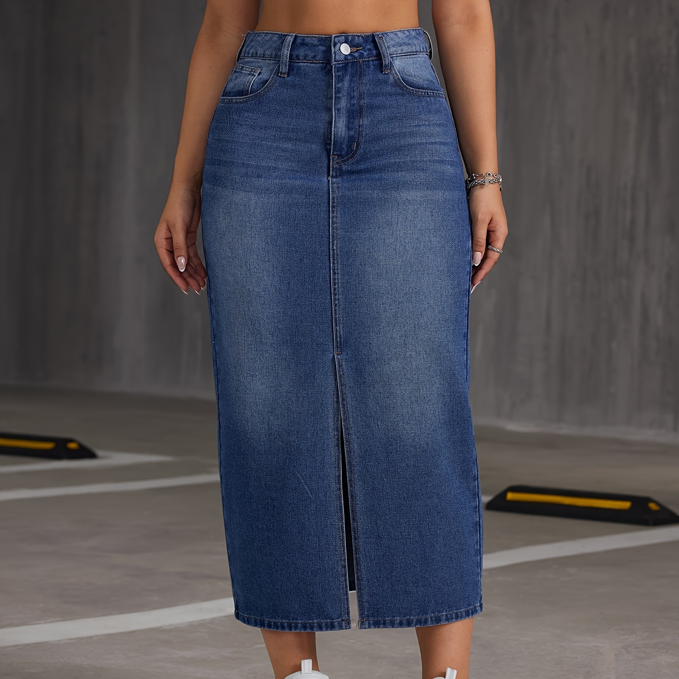 

Women's Street Style Plain Washed Blue Denim Skirt With Slit Hem, Midi Length, Fashionable Casual Jean Skirt