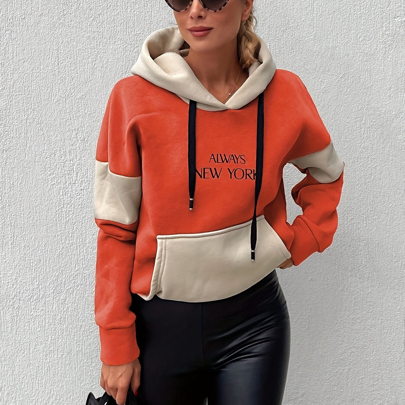 

Sweatshirt à capuche avec poche kangourou à blocs de couleurs, imprimé de lettres élégant et cordon de serrage aux manches longues, vêtements pour femmes