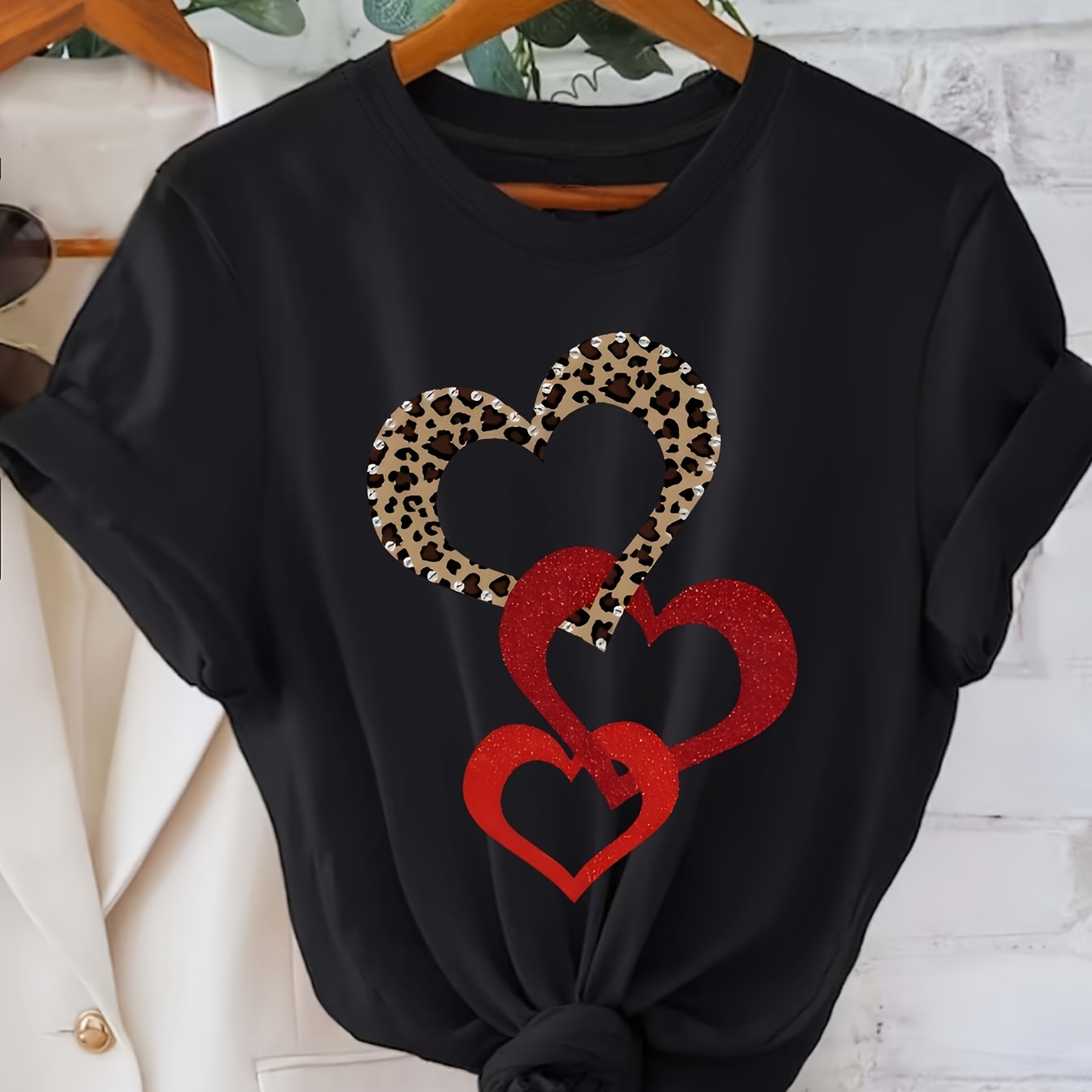 

1pc Women's Casual Polyester T-shirt With Leopard & Red Heart , Crew Neck, Short Sleeve, Knit Fabric Top For Spring And Summer