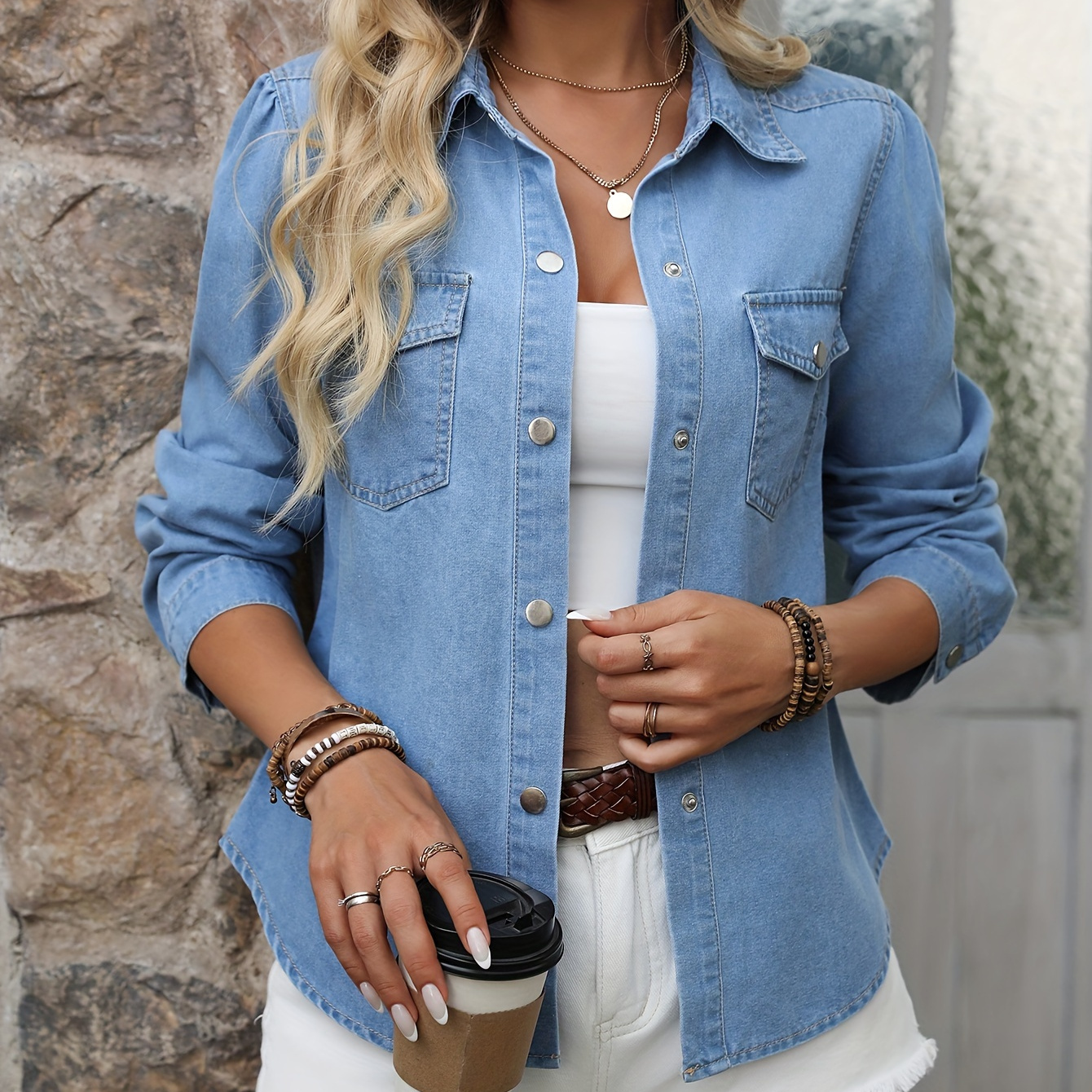 

Chemise boutonnée à manches longues en denim bleu délavé, polyvalente et élégante, haut, jeans et vêtements en denim pour femmes.