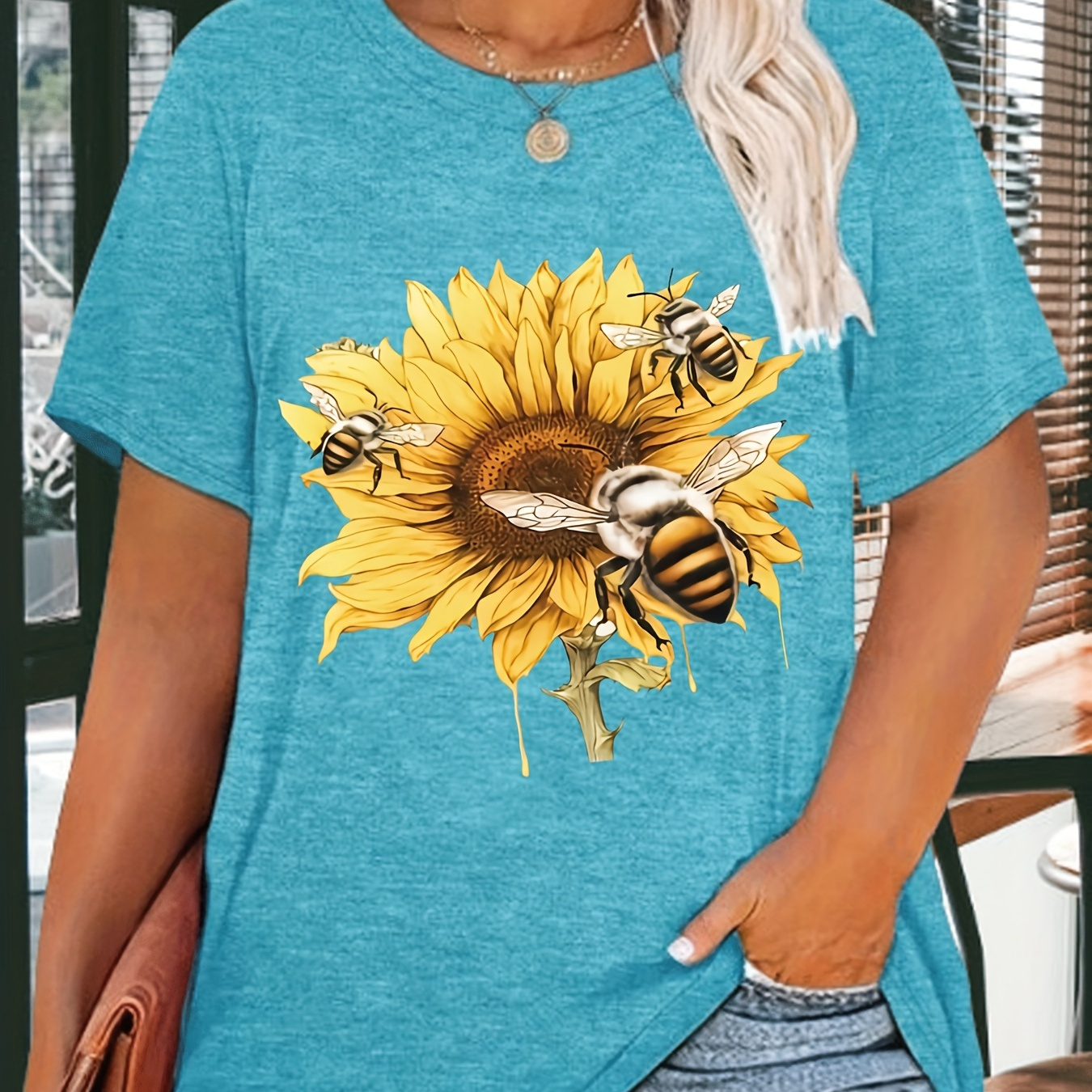 

Plus Size Sunflower & Beeprint T-shirt, Casual Short Sleeve Crew Neck Top For Spring & Summer, Women's Plus Size Clothing