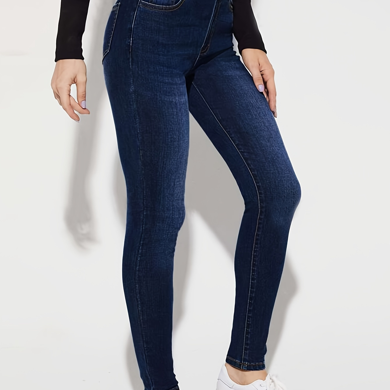 

Pantalon skinny en denim bleu foncé délavé, taille haute, coupe décontractée, fermeture à glissière et bouton, pour femme.