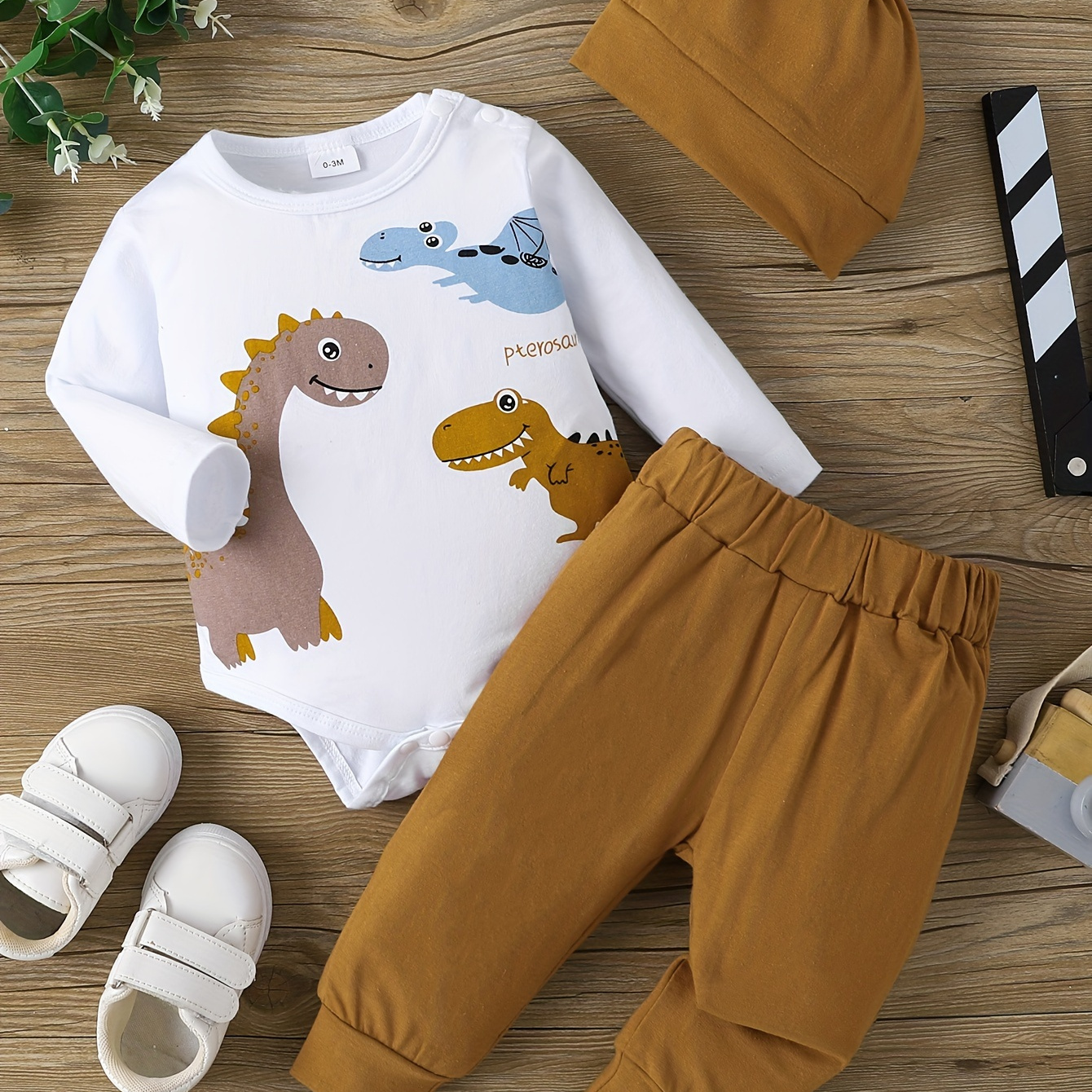 

3pcs Newborn Boy's Cute Cartoon Graphic Romper + Pants + Hat Set, Mother And Son Dinosaur Print Cute Soft And Comfortable Spring And Autumn Outfits