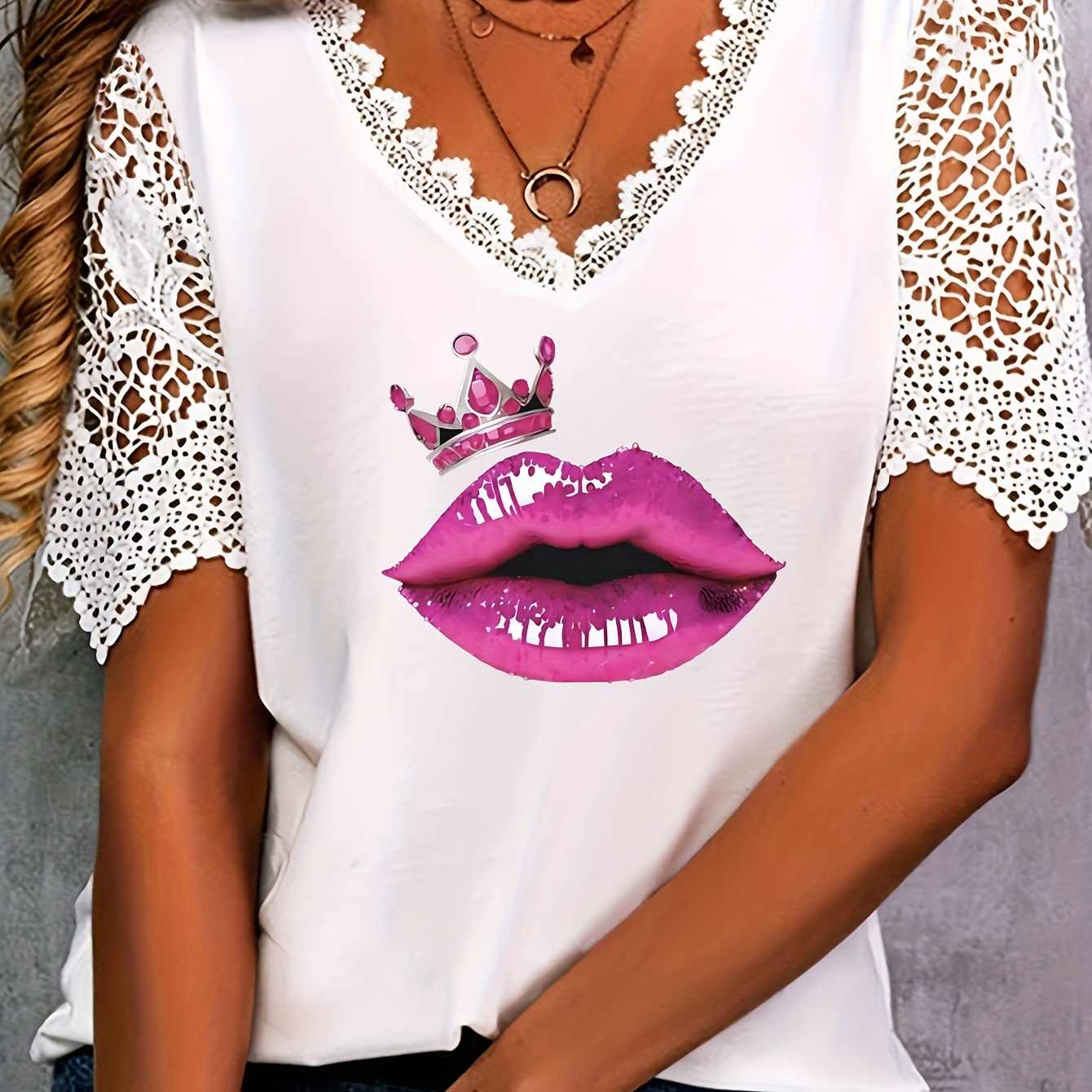 

Plus Size Lip Print T-shirt, Casual Lace Stitching V Neck Short Sleeve T-shirt, Women's Plus Size clothing