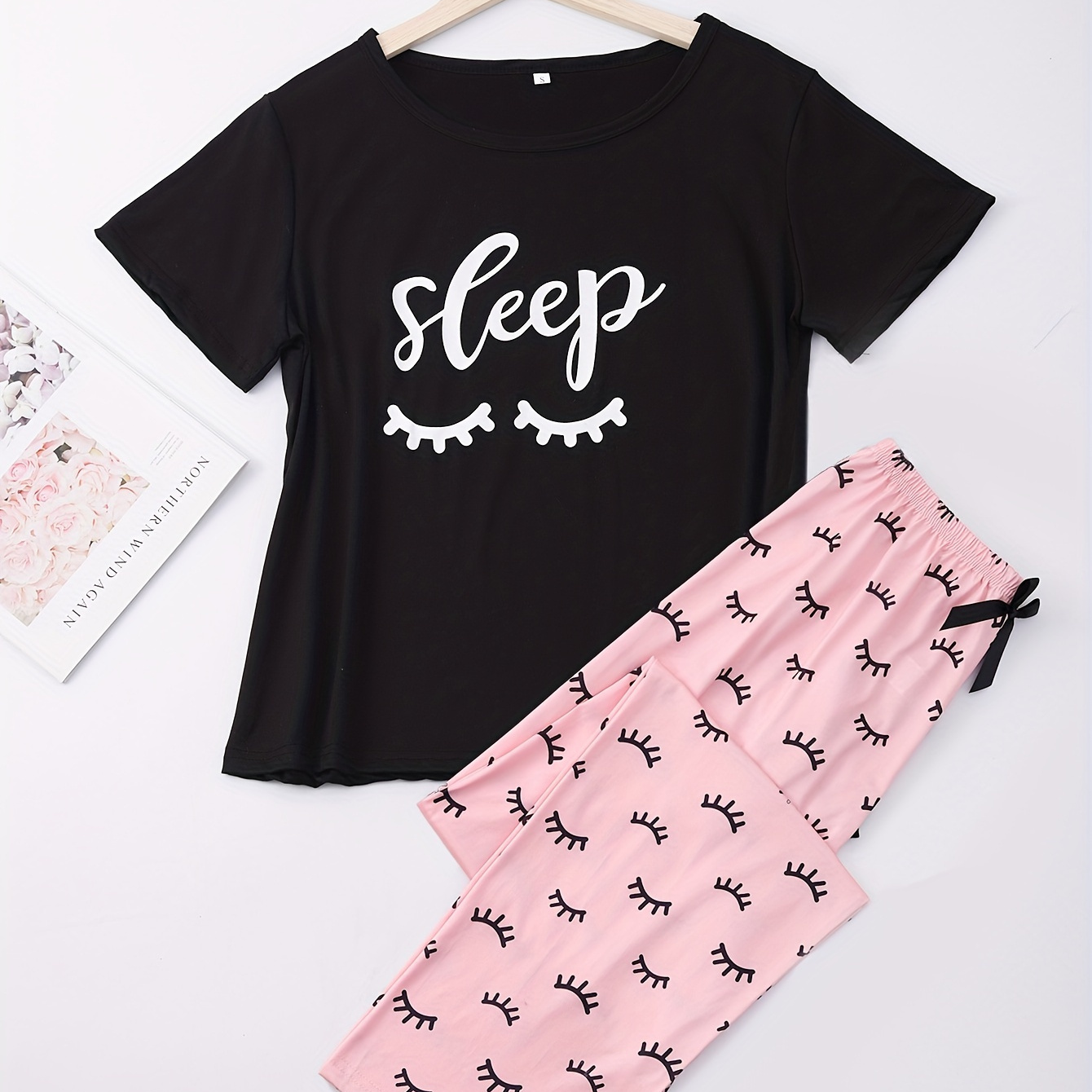 

Ensemble pyjama imprimé cils et lettres, haut décontracté à manches courtes et col rond et pantalon élastique, vêtements de nuit pour femmes