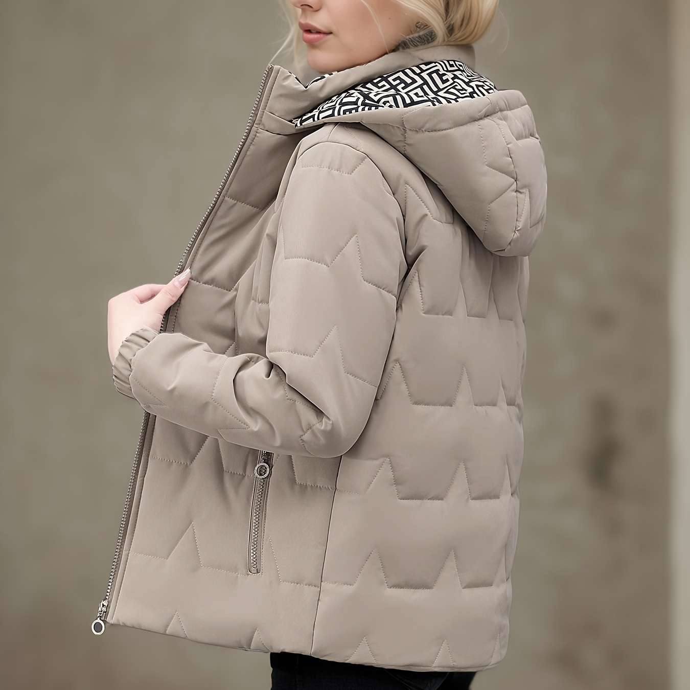 Abrigo de invierno para mujer, un diseño popular engrosado e isotérmico con relleno para mayor calidez