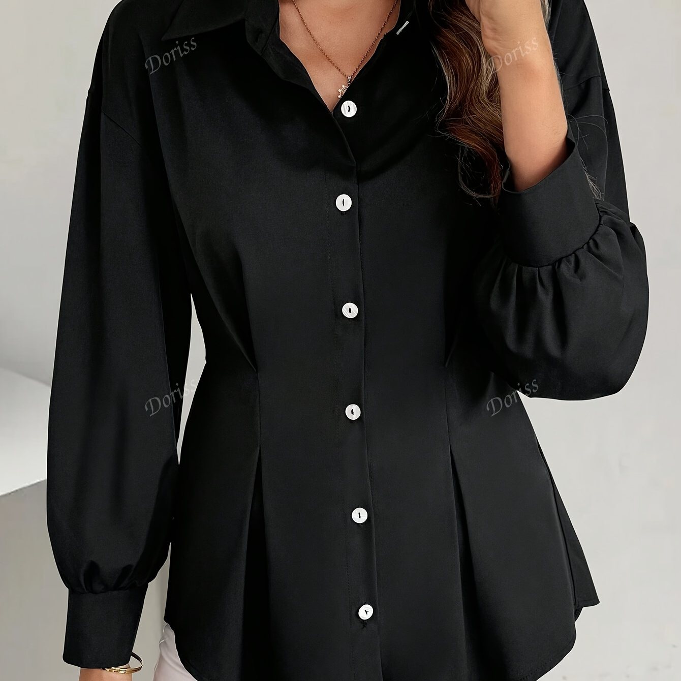 

Chemise décontractée à manches longues pour femmes avec dos et taille boutonnée.