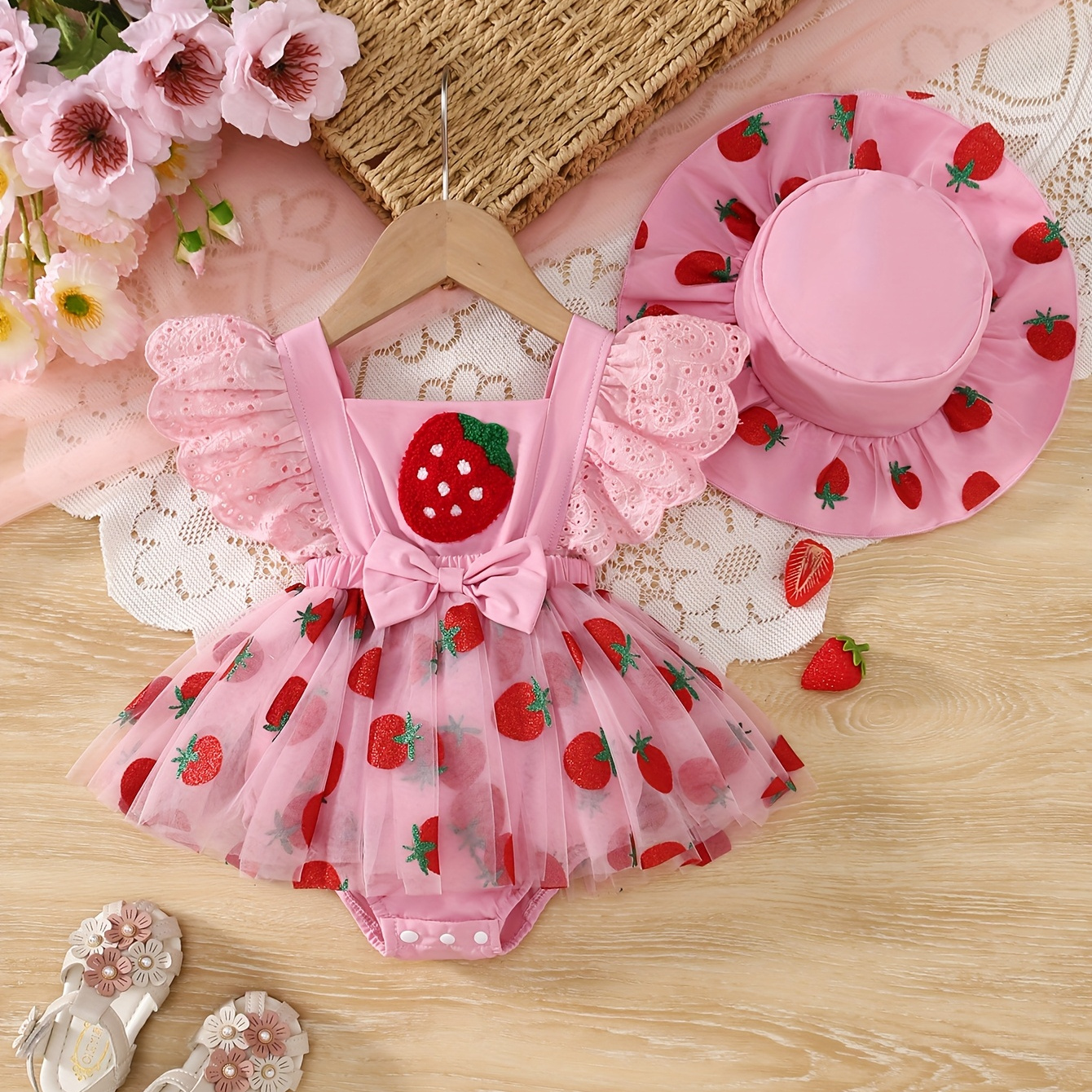 2 peças Bebé Verão Novo Cor-de-Rosa Alça Folho Bordado Morango Laço Bonito Estampado Morango Romper Cor-de-Rosa E Chapéu Estampado Morango, para Exterior