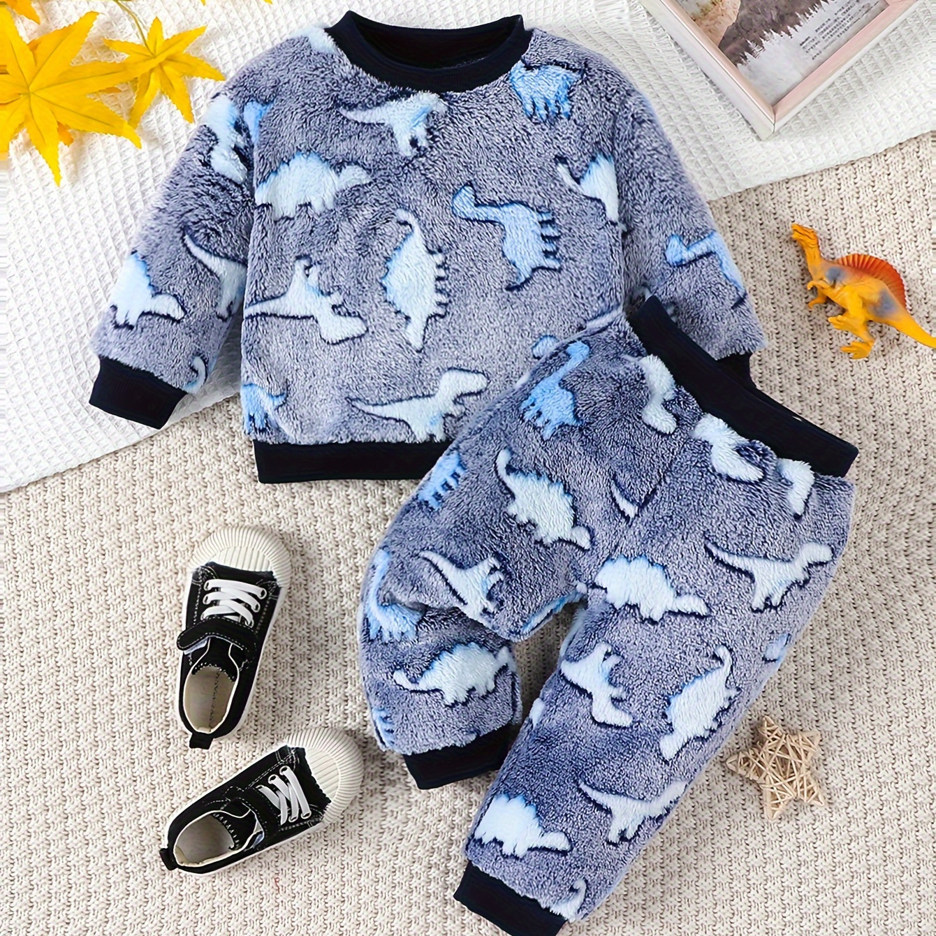 

2pcs Baby Boys Casual Dinosaur Pattern Fleece Warm Outfits - Crew Neck Long Sleeve Top & Trousers Set For Autumn And Winter