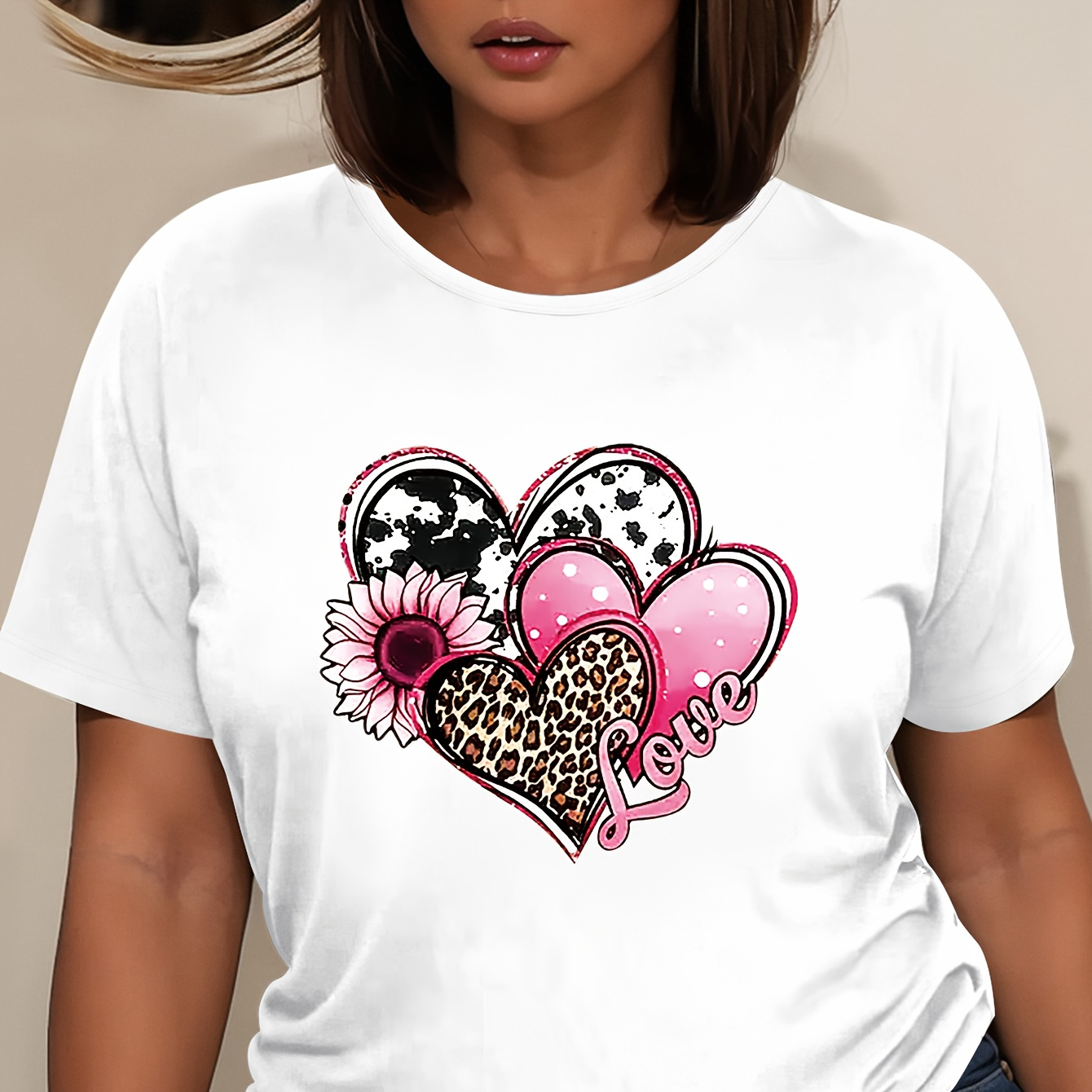 

Plus Size Heart Print T-shirt, Short Sleeve Crew Neck Casual Top For Summer & Spring, Women's Plus Size Clothing