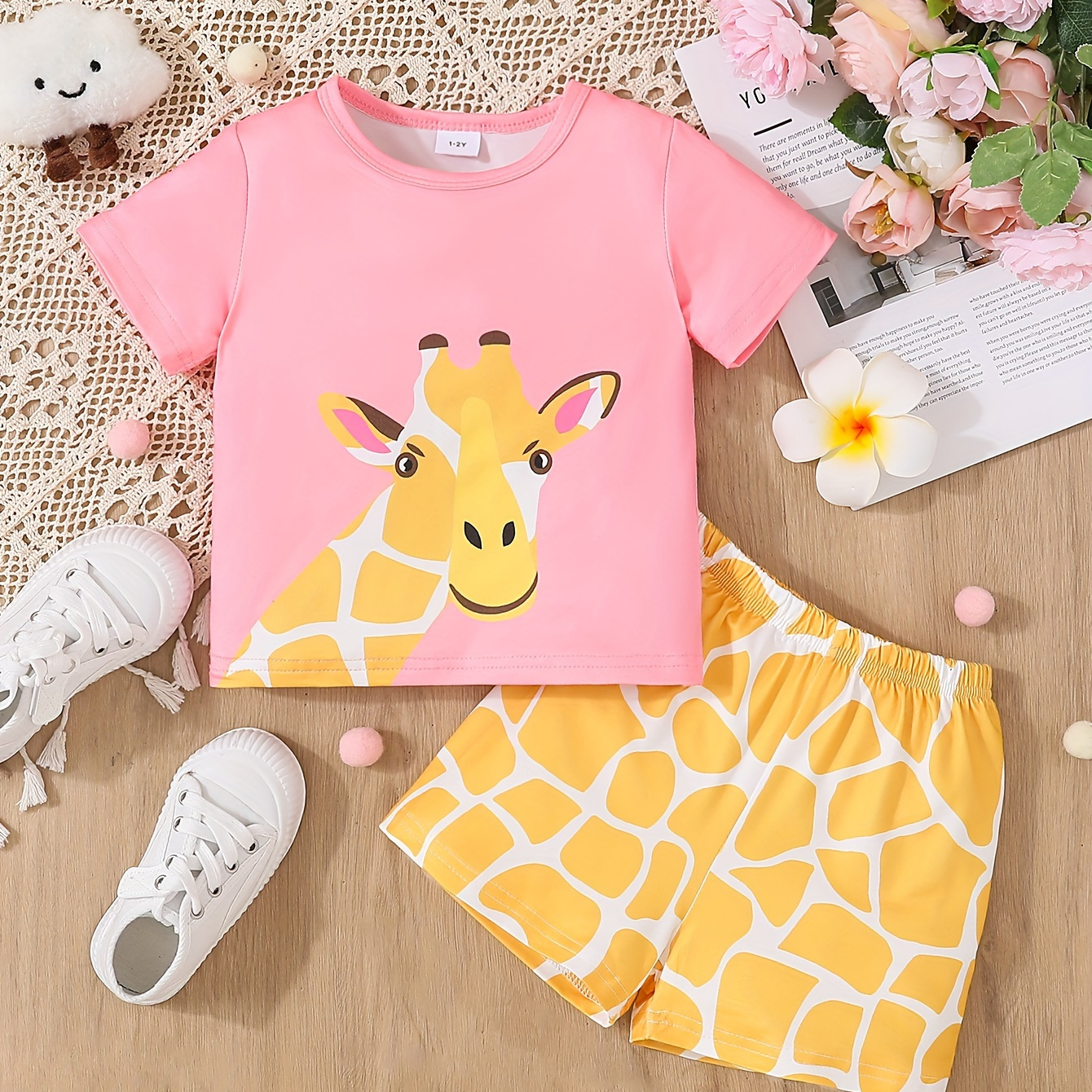 

2pcs Cute Giraffe Graphic Outfits Girls Short Sleeve T-shirt + Shorts For Summer