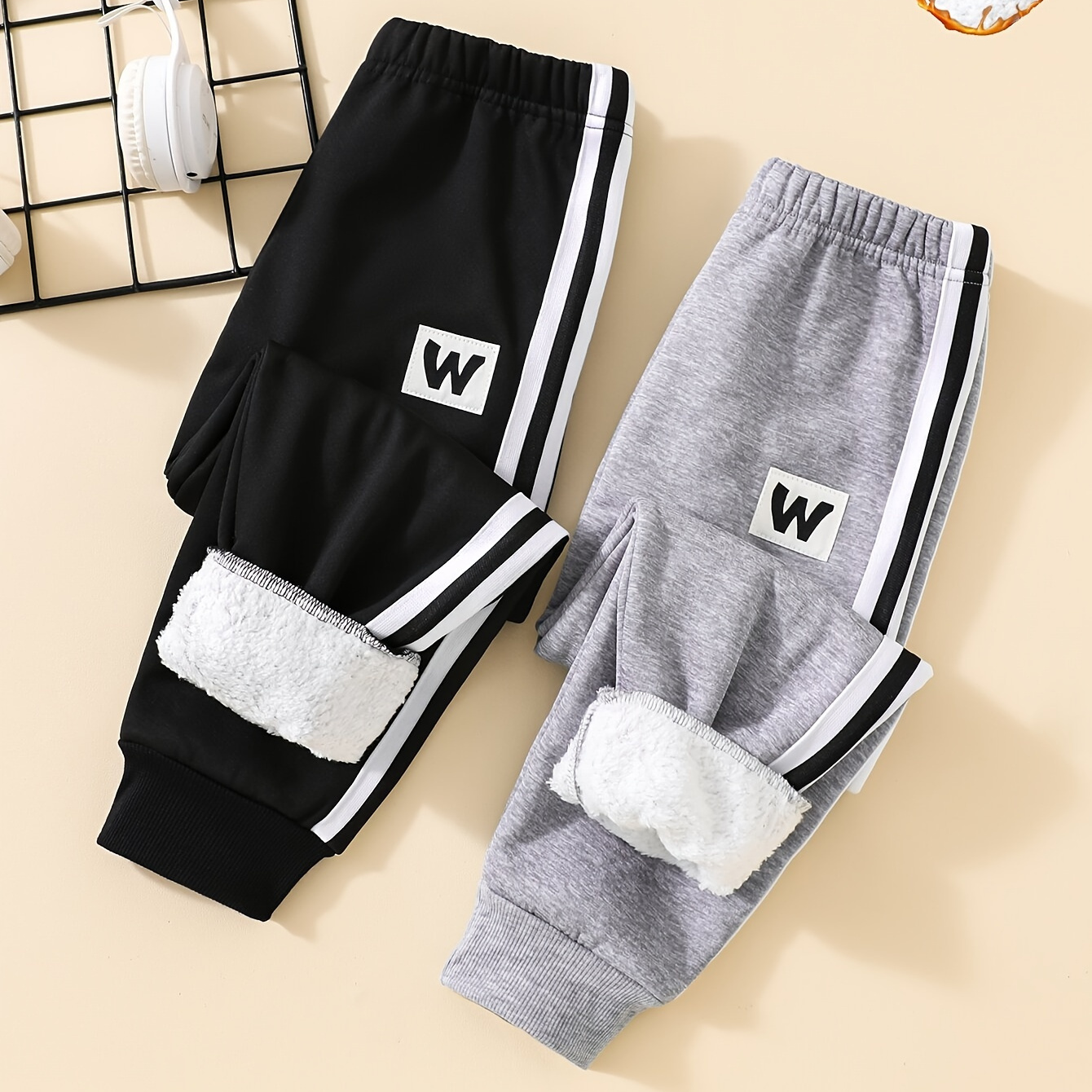 

2pcs Boy's Label Patched Stripe Decor Fleece Lining Jogger Sweatpants, Casual Comfy Breathable Sports Pants Autumn And Winter Outdoor Trousers