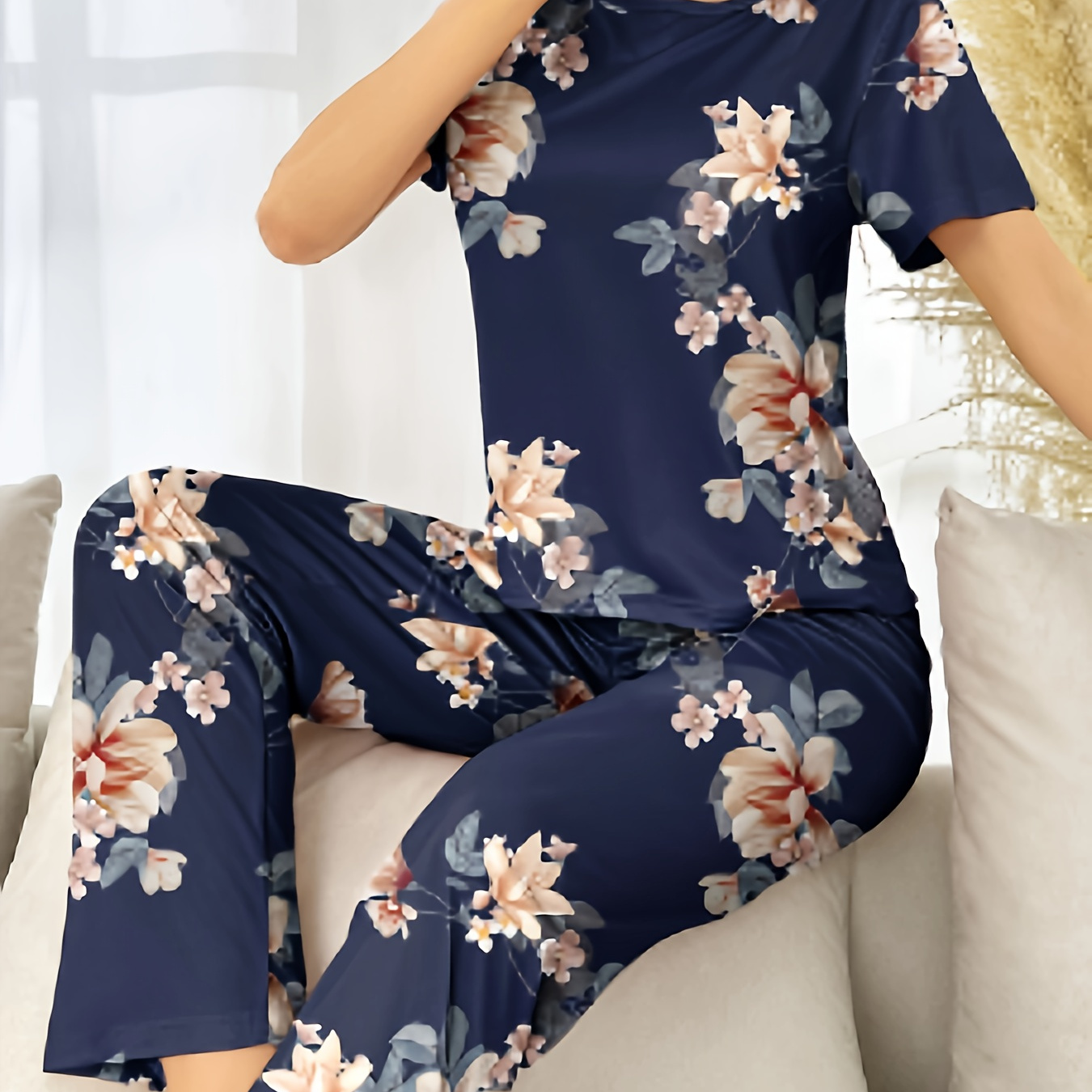 

Floral Print Women's Pajamas Casual, Short Sleeve Round Neck Top And Long Pants, Outside