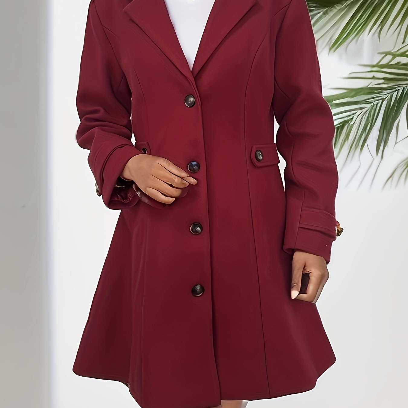 

Un élégant manteau boutonné de couleur unie pour femmes pour et l'hiver.