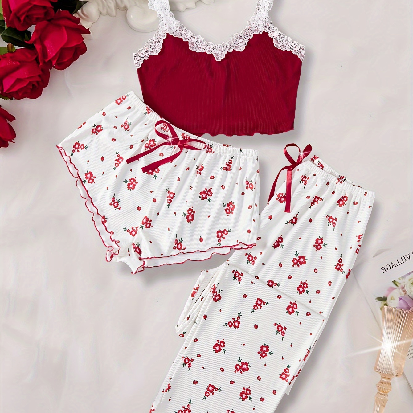 

Ensemble pyjama 3 pièces confortable avec dentelle contrastée, haut à col en V et short ou pantalon à imprimé floral, pyjama et vêtements de détente pour femmes.