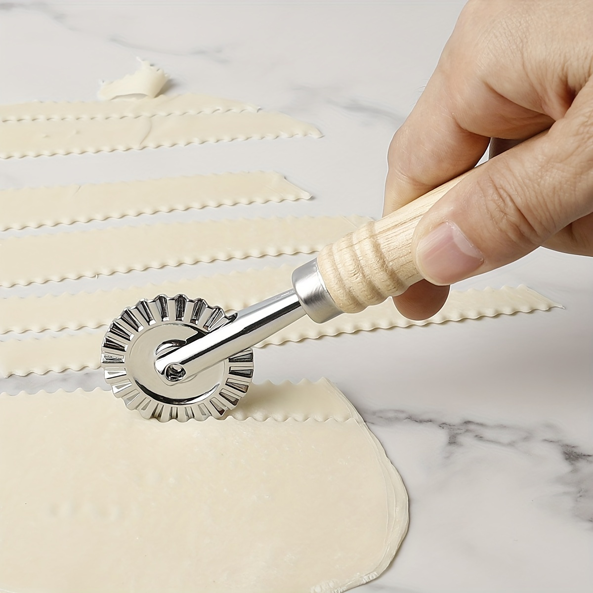 

1pc Pasta Cutter Wheel, Ravioli Cutter Wheel With Long Wooden Handle, Zinc Alloy Pizza Cutter Wheel For Home & Kitchen