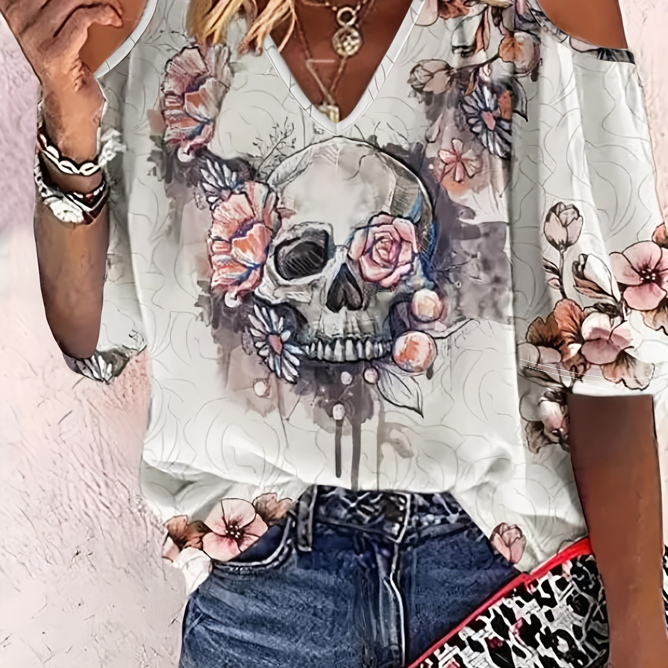 

T-shirt à motif tête de mort et fleurs à épaules froides, haut ample à col en V vintage, vêtements pour femmes