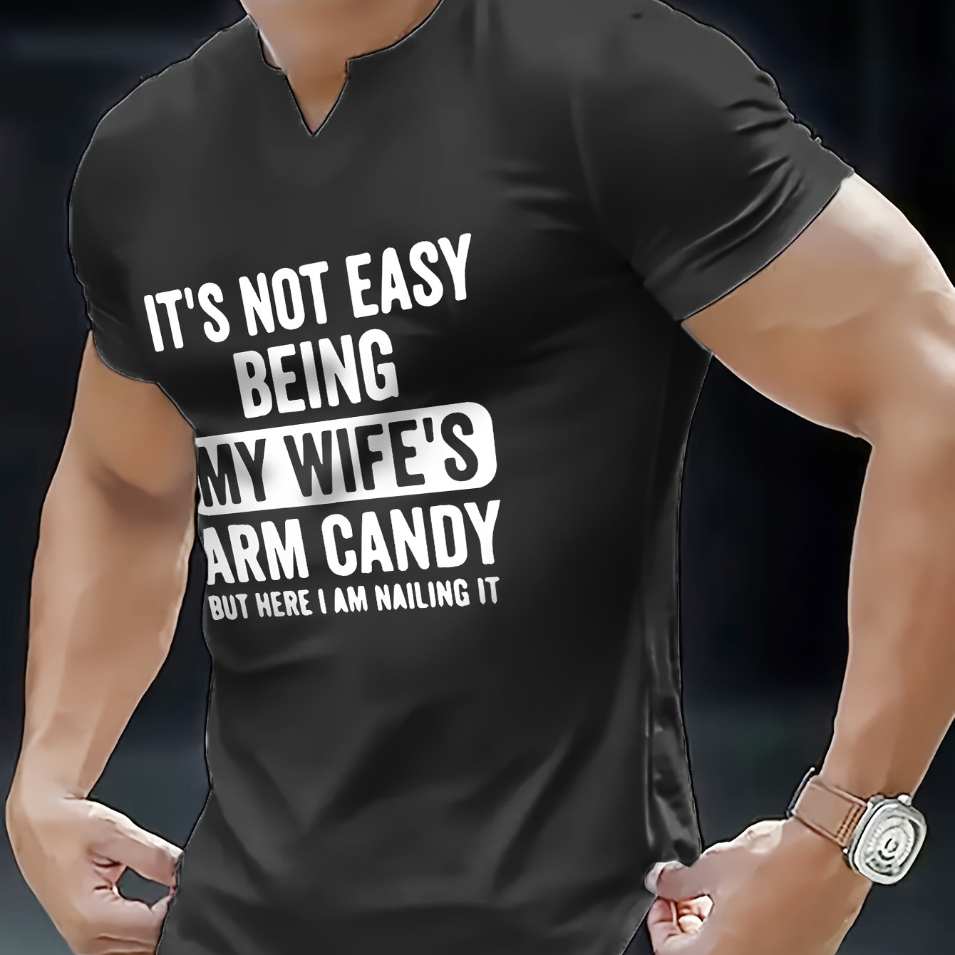 

It's Not Easy Being My Wife's Arm Candy"creative Print Summer Casual T-shirt Short Sleeve For Men, Sporty Leisure Style, Fashion Crew Neck Top For Daily Wear