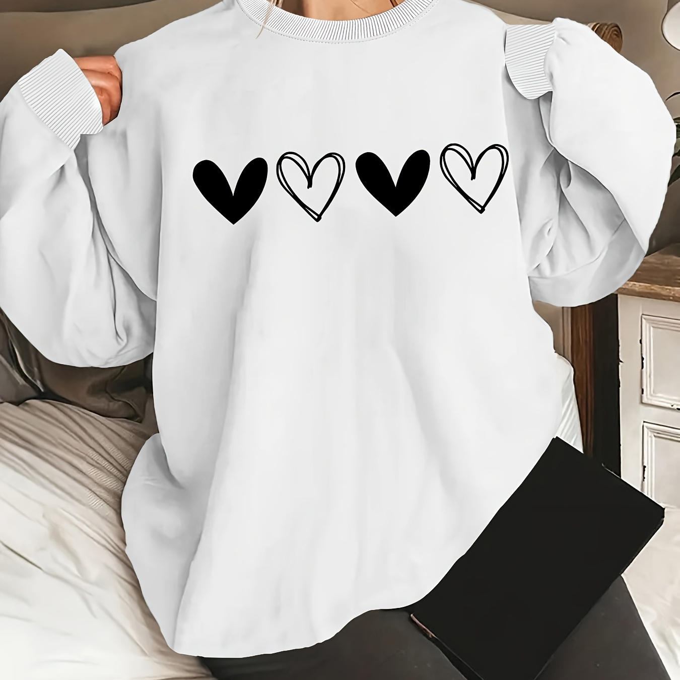 

Plus Size Heart Print Sweatshirt, Casual Long Sleeve Crew Neck Sweatshirt, Women's Plus Size Clothing