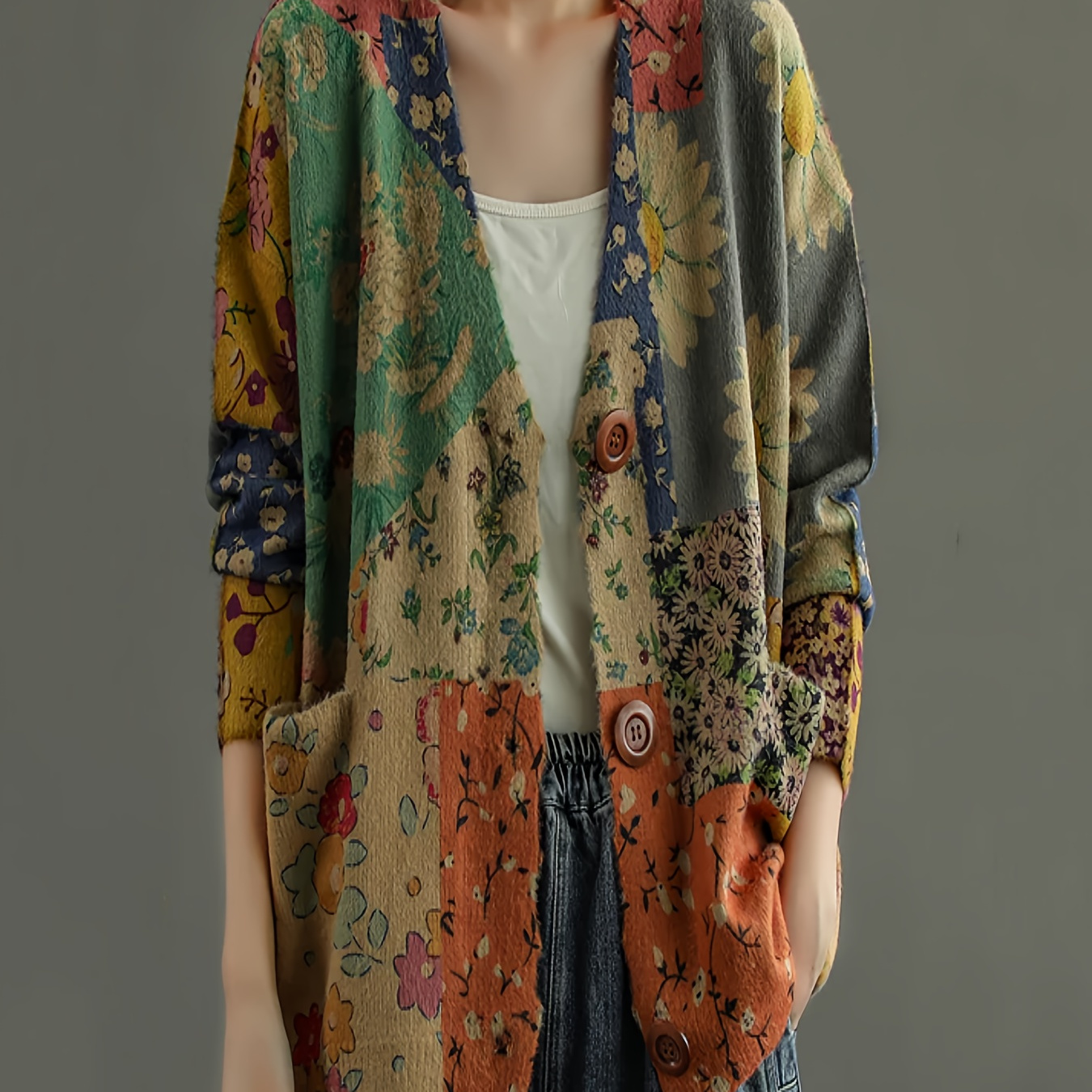 

Cardigan à manches longues pour femmes avec un col ouvert, présentant des de fleurs, adapté pour les décontractées et les déplacements, disponible en tailles plus grandes.