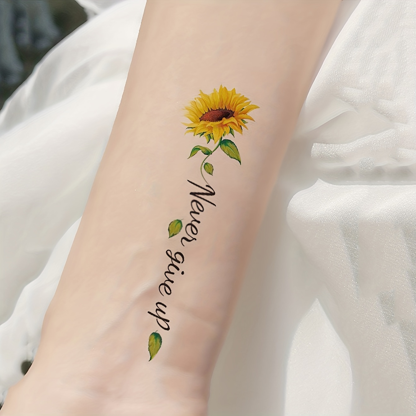 

1 Sheet Of Sunflower Pattern Wrist Body Small Part Tattoo Sticker Can Last For 2-5 Days, Waterproof And Realistic Tattoo Sticker For Both Men And Women