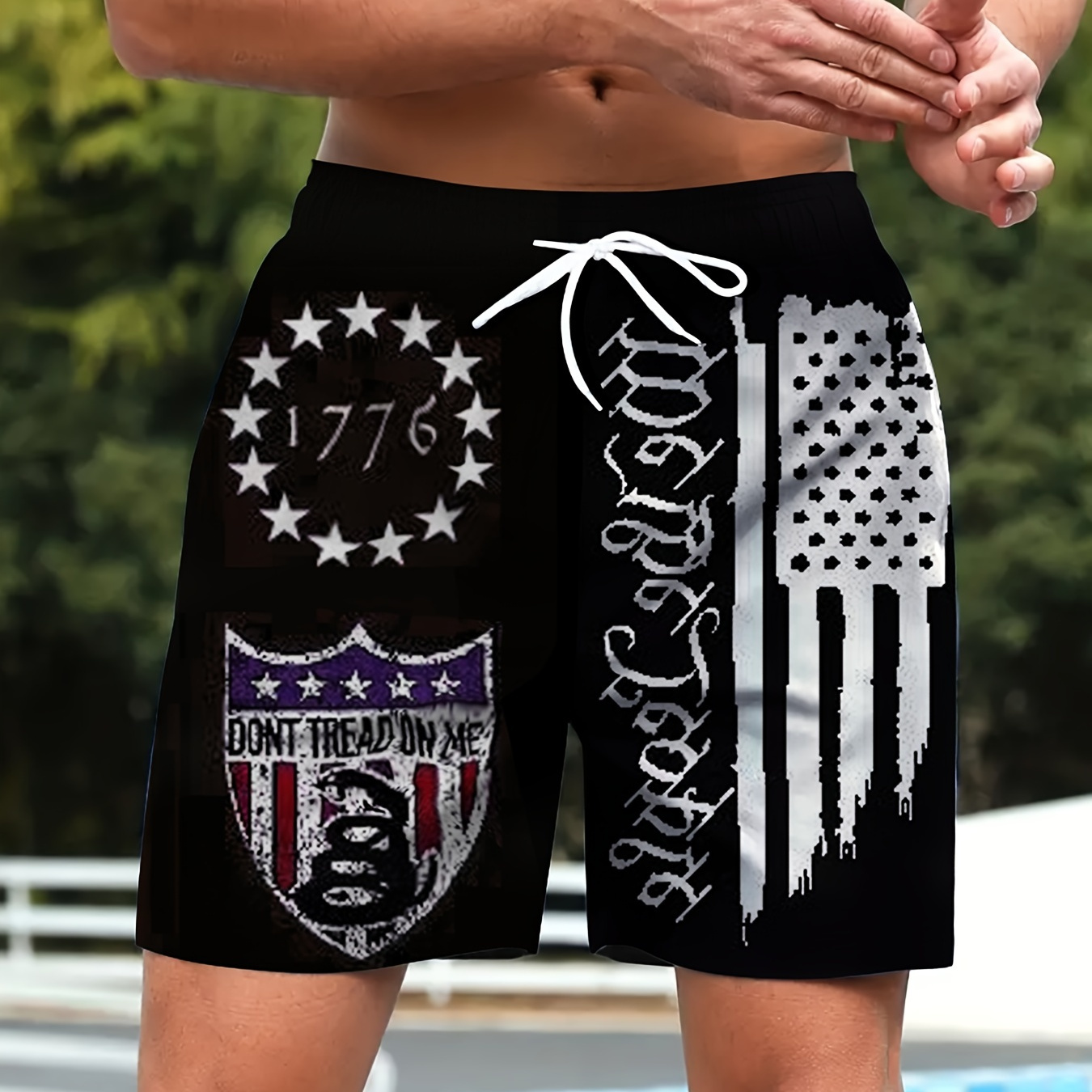 

American Flag And Shield Pattern And Letter Print "we The People" Men's Casual Board Shorts With Drawstring And Pockets, Stylish And Chic Shorts For Summer Outdoors And Holiday Wear