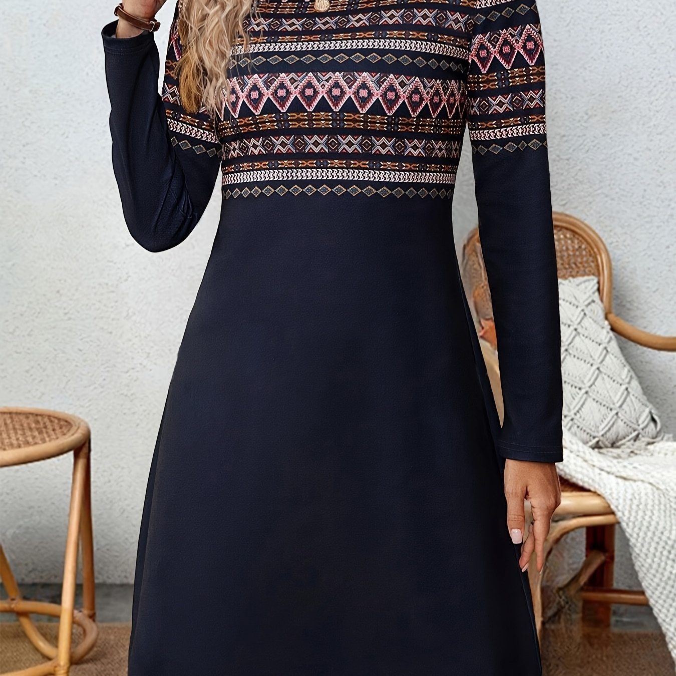 

Robe trapèze à manches longues et col rond décontracté pour femmes avec motif géométrique - Polyester 95%, Élasthane 5% - Tissu tricoté, Collection Automne/Hiver