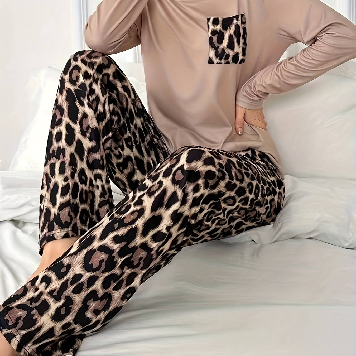 

Women's Leopard Print Casual Pajama Set, Long Sleeve Round Neck Top & Pants, Comfortable Relaxed Fit For Fall & Winter