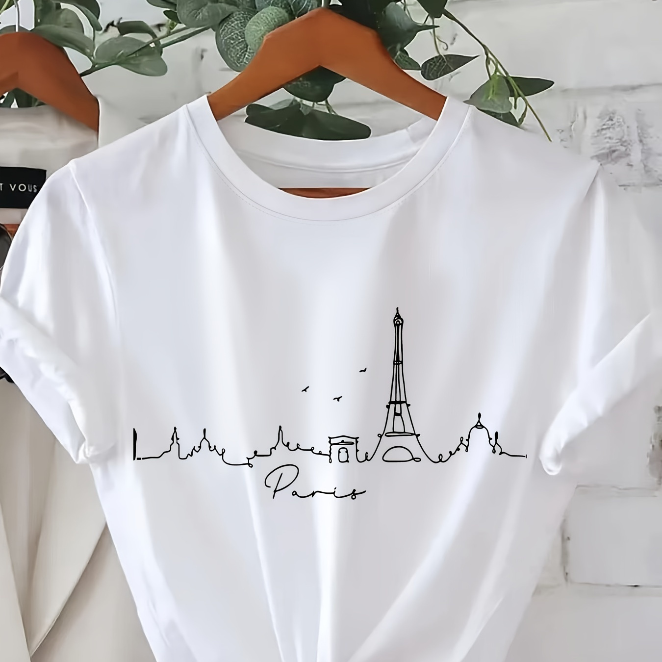 

T-shirt ras du cou grande taille, décontracté avec imprimé Tour Eiffel et paysage , haut à manches courtes pour l'été et , vêtements grande taille pour femmes