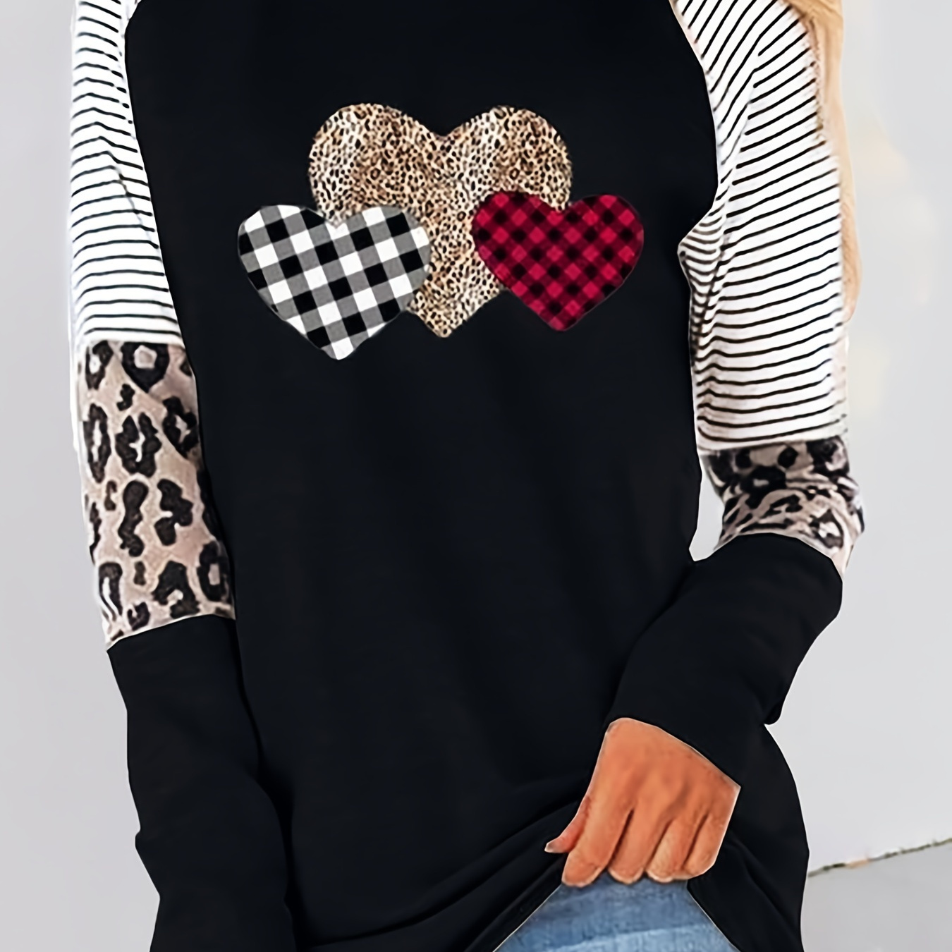 

1pc Valentine's Day Inspired Women's Long Sleeve T-shirt With Heart Pattern, Leopard Print, And Checkered Accents, Round Neck, Polyester Knit Fabric, Regular Length