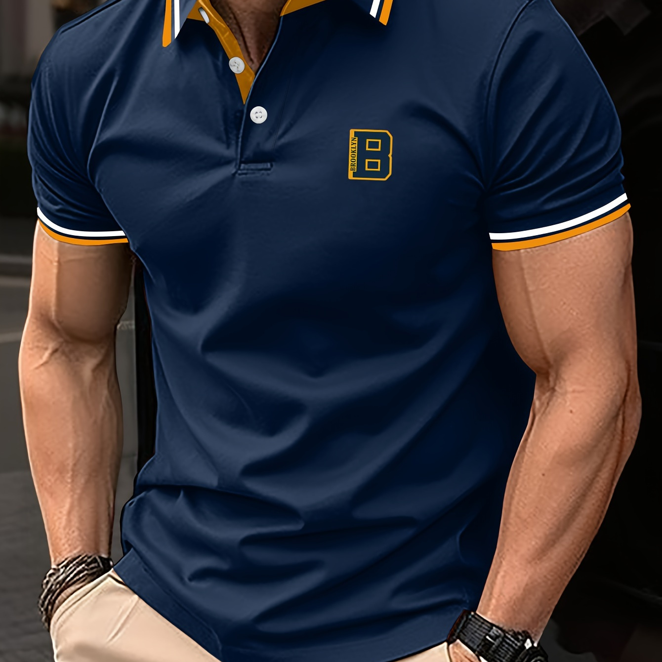 

Chemise à col boutonné à manches courtes avec impression de lettres simples et blocs de couleur tendance pour homme, idéale pour l'été, le quotidien et le golf.