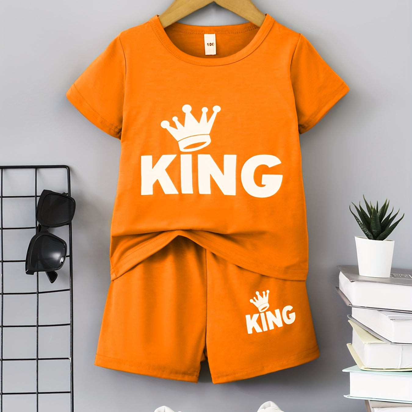 

2pcs Boys Teen Cute "king" Crown Graphic Print T-shirt & Shorts Set Clothes For Summer