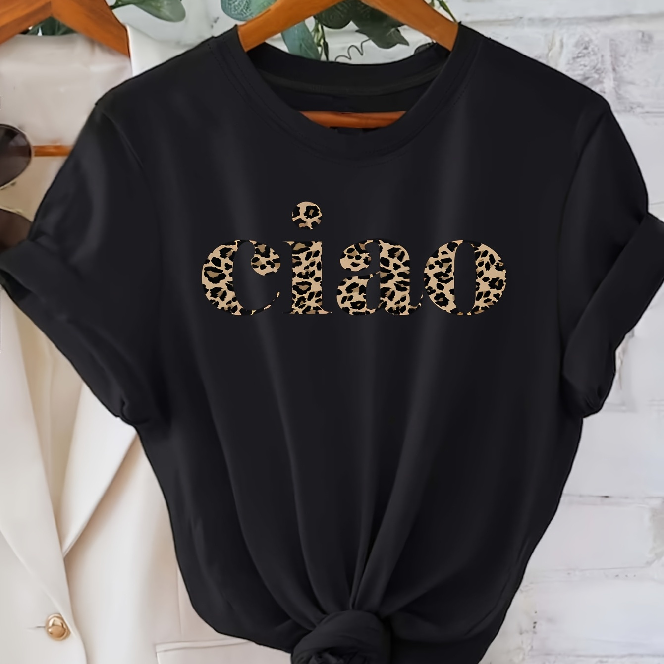 

1pc T-shirt décontracté à col rond pour femmes avec « » en lettres léopard, haut en polyester tricoté à manches courtes pour toutes les