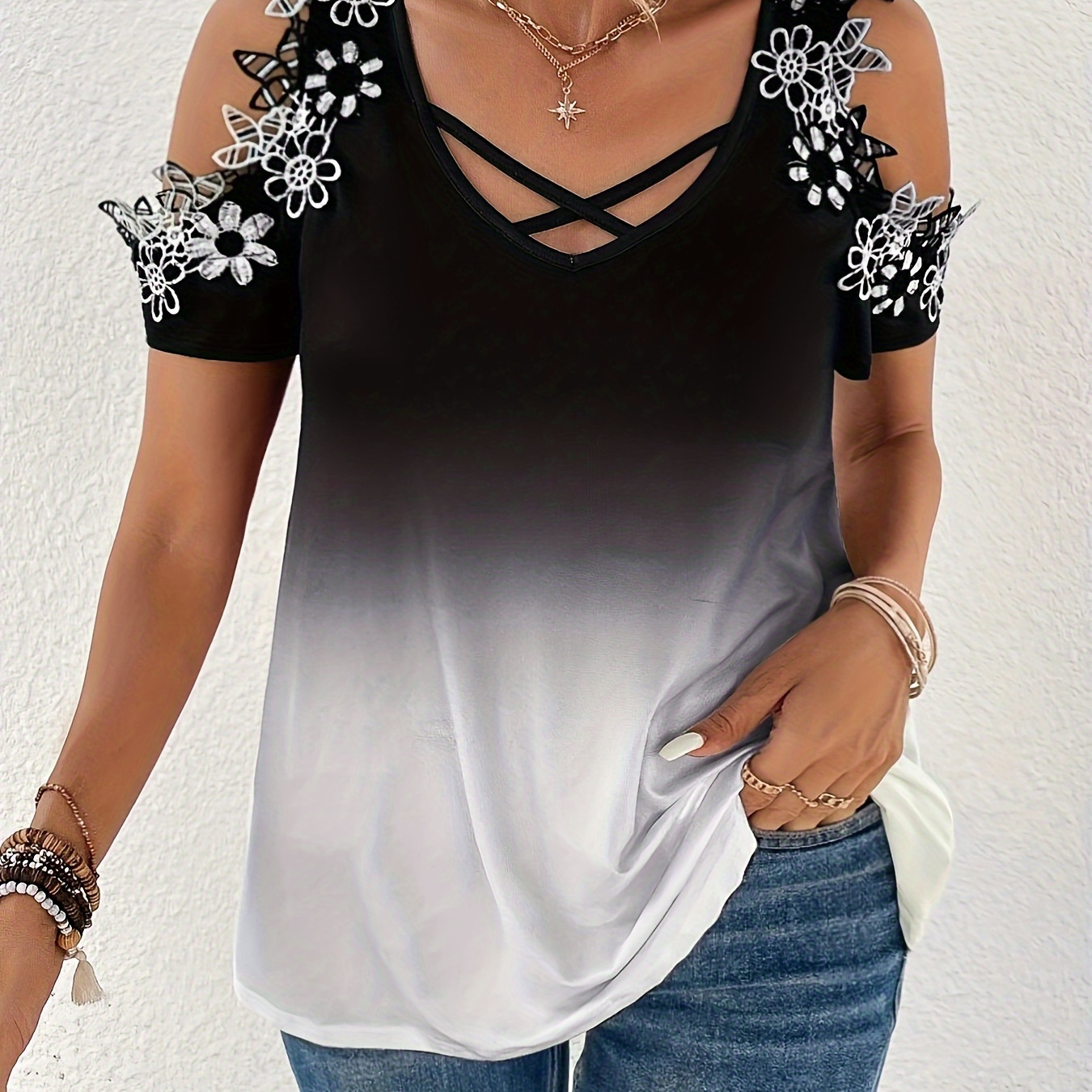 

Plus Size Gradient Floral Applique Front T-shirt, Casual Cold Shoulder Short Sleeve Top For , Women's Plus Size Clothing