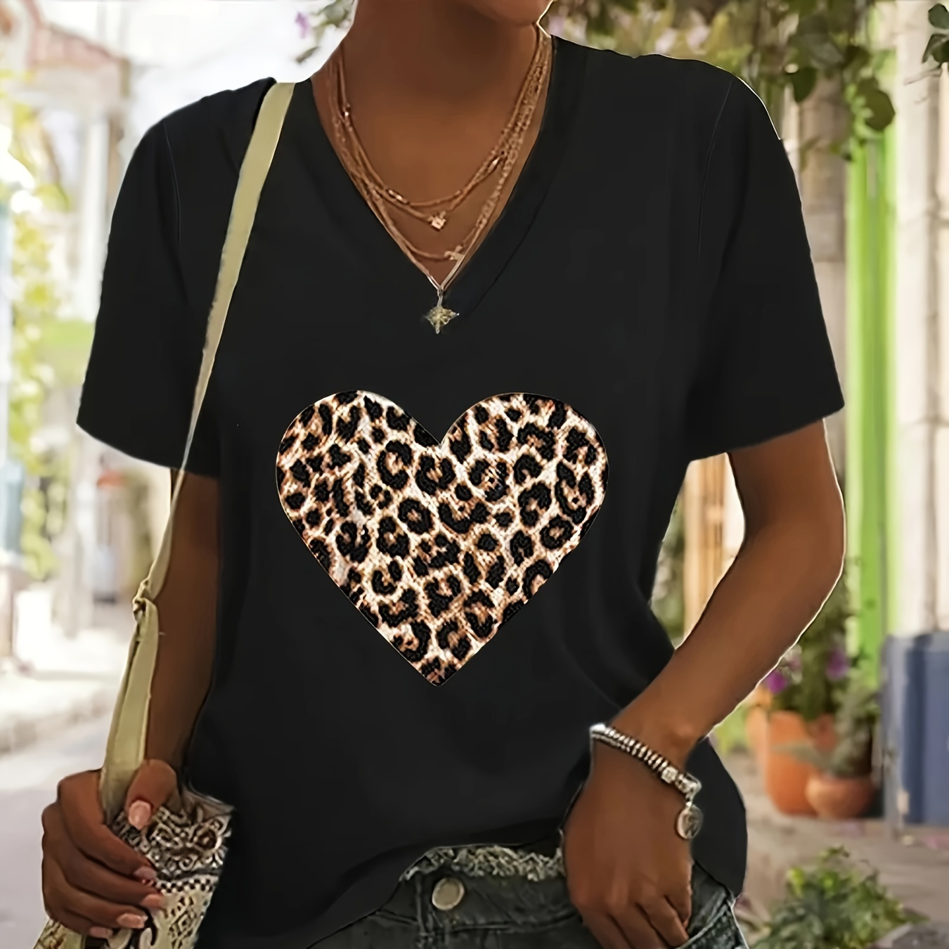 

Leopard Heart Print T-shirt, Casual V Neck Short Sleeve Top For Spring & Summer, Women's Clothing