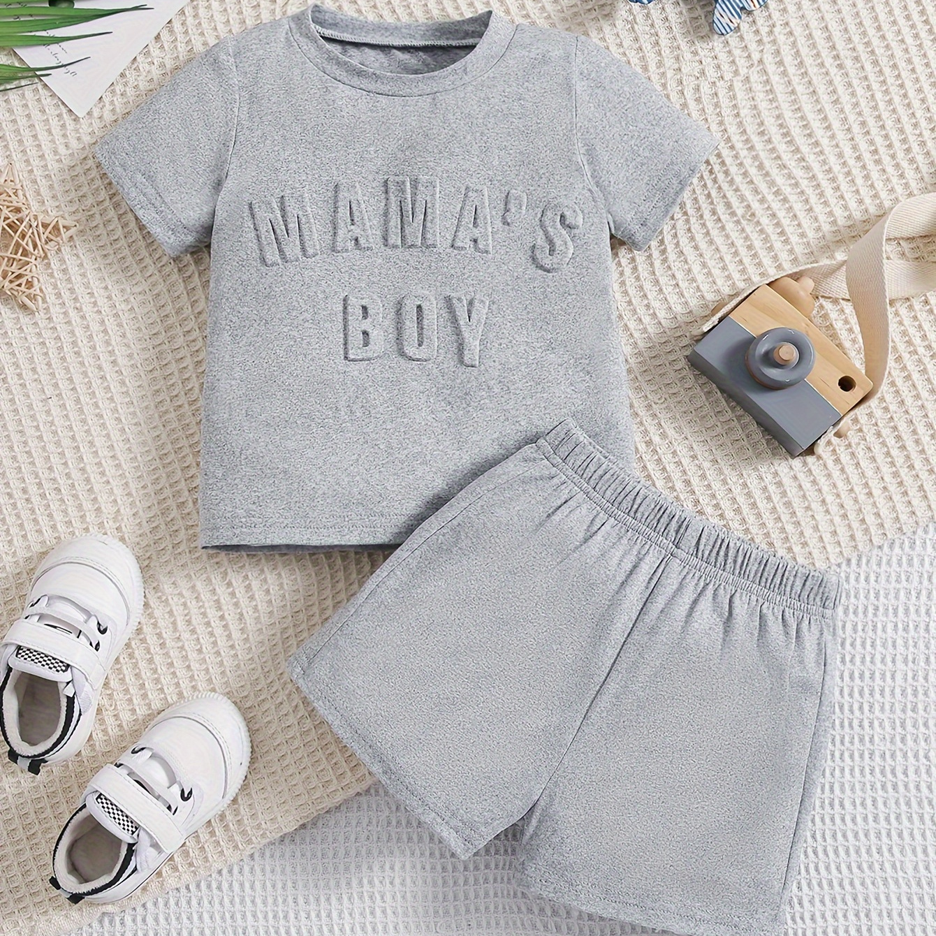 

2pcs Toddler Boys' Summer Set, Casual Short Sleeve Crew Neck T-shirt With "mama's Boy" Embossed Lettering And Shorts, Fashionable Outfit