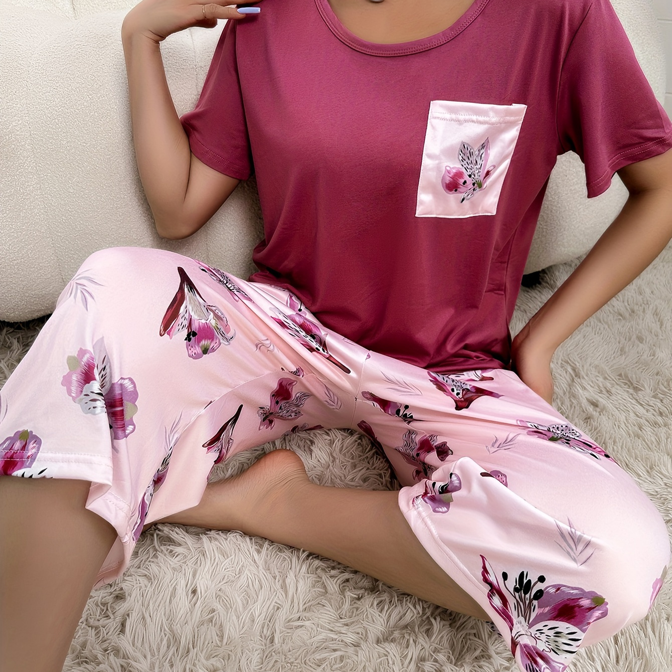 

Ensemble de pyjama décontracté à imprimé floral pour femme, haut à manches courtes et col rond, pantalon capri, coupe décontractée confortable