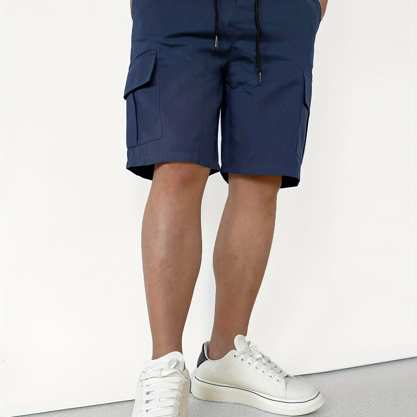 

Shorts with multiple pockets and a comfortable elastic waistband, perfect for a relaxed and stylish summer look