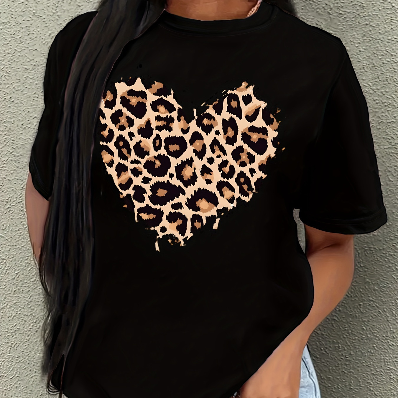 

Plus Size Leopard Heart Print T-shirt, Casual Short Sleeve Top For Spring & Summer, Women's Plus Size Clothing