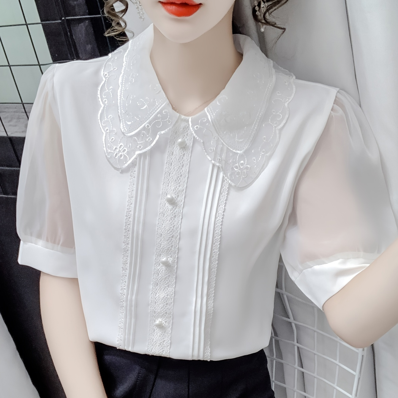 

Blouse Élégante en Mousseline Blanche avec Col en Dentelle - Manches Courtes, Haut en Polyester Non-Transparent pour Femme