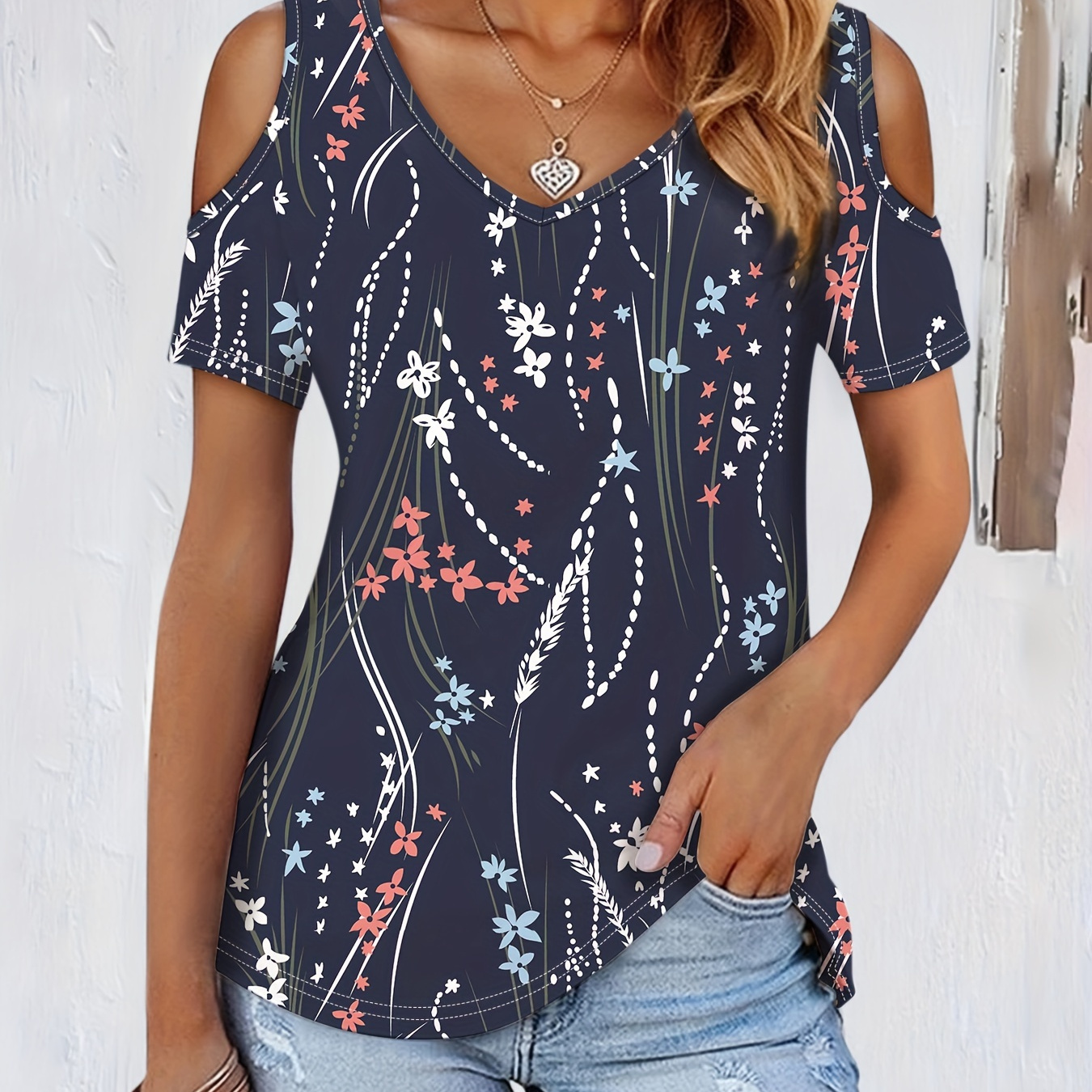 

T-shirt à manches courtes imprimé floral, haut décontracté à épaules dénudées et col en V pour et l'été, vêtements pour femmes.